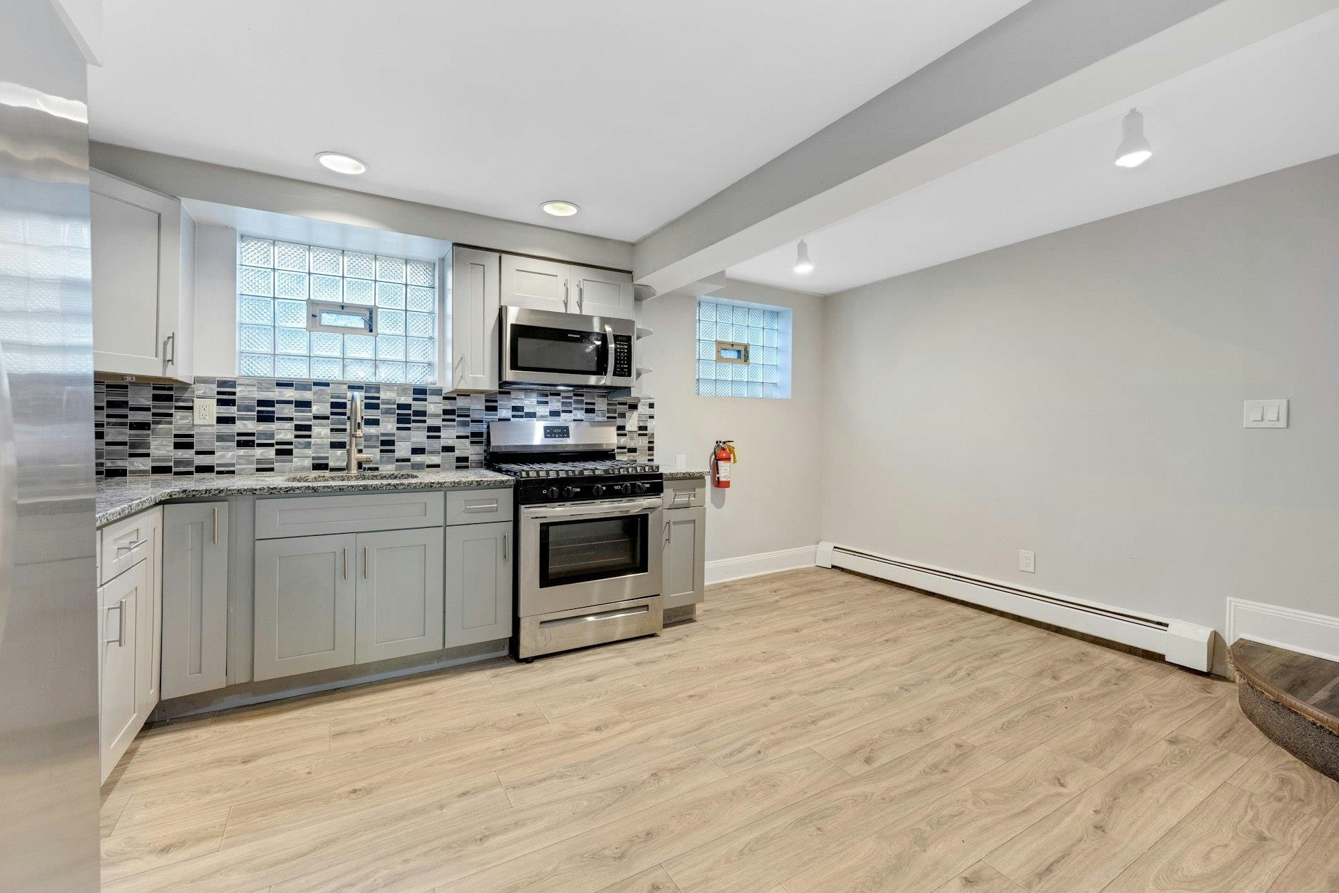 1406 8TH ST - Photo 4