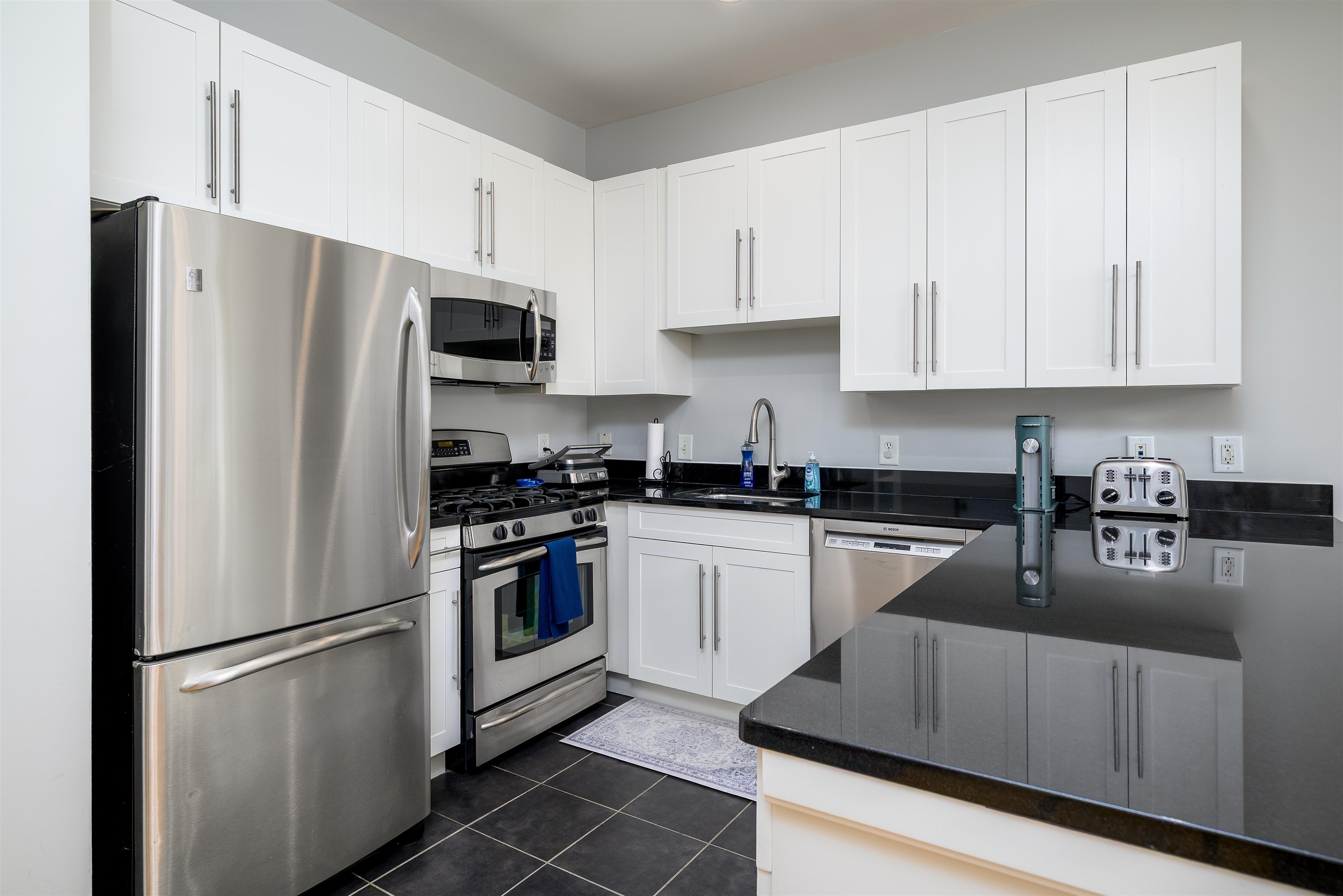 1100 ADAMS ST - Photo 2