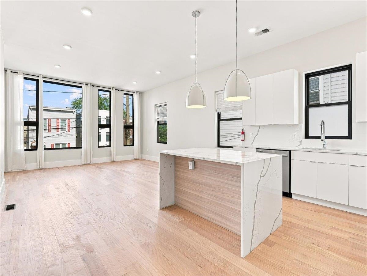 220 FREEMAN AVE - Photo 3