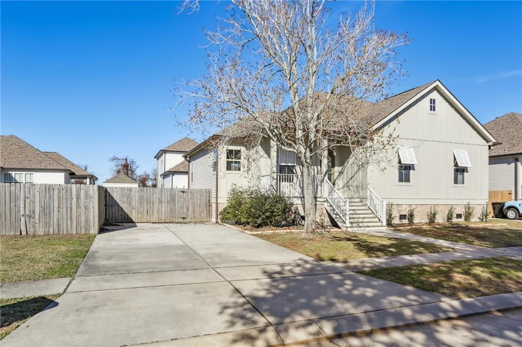 3828 DOMINIQUE Drive, Chalmette, LA 70043