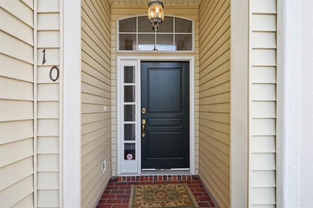 10 E NOUVEAU Lane, Metairie, LA 70003