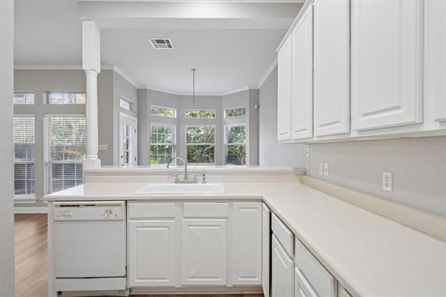 10 E NOUVEAU Lane, Metairie, LA 70003