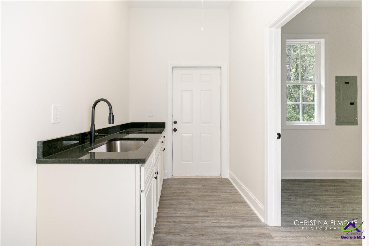 402 General Courtney Hodges Boulevard, Perry, GA 31069 - photo 14