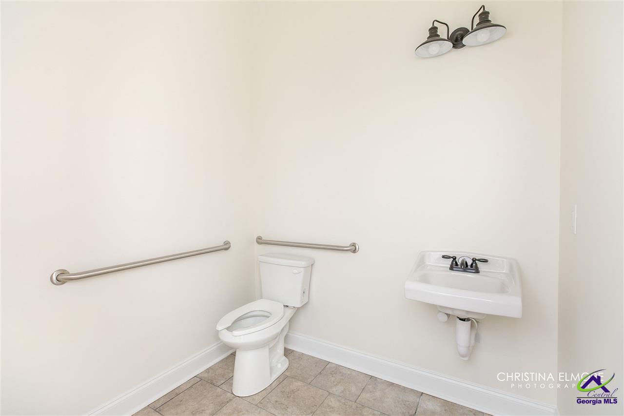 402 General Courtney Hodges Boulevard, Perry, GA 31069 - Photo 18