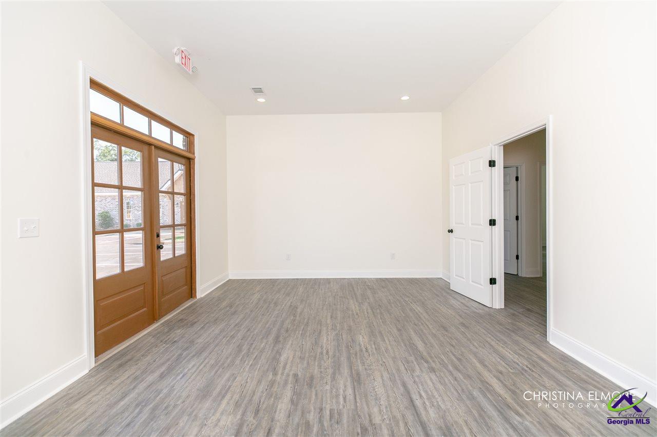 402 General Courtney Hodges Boulevard, Perry, GA 31069 - photo 9
