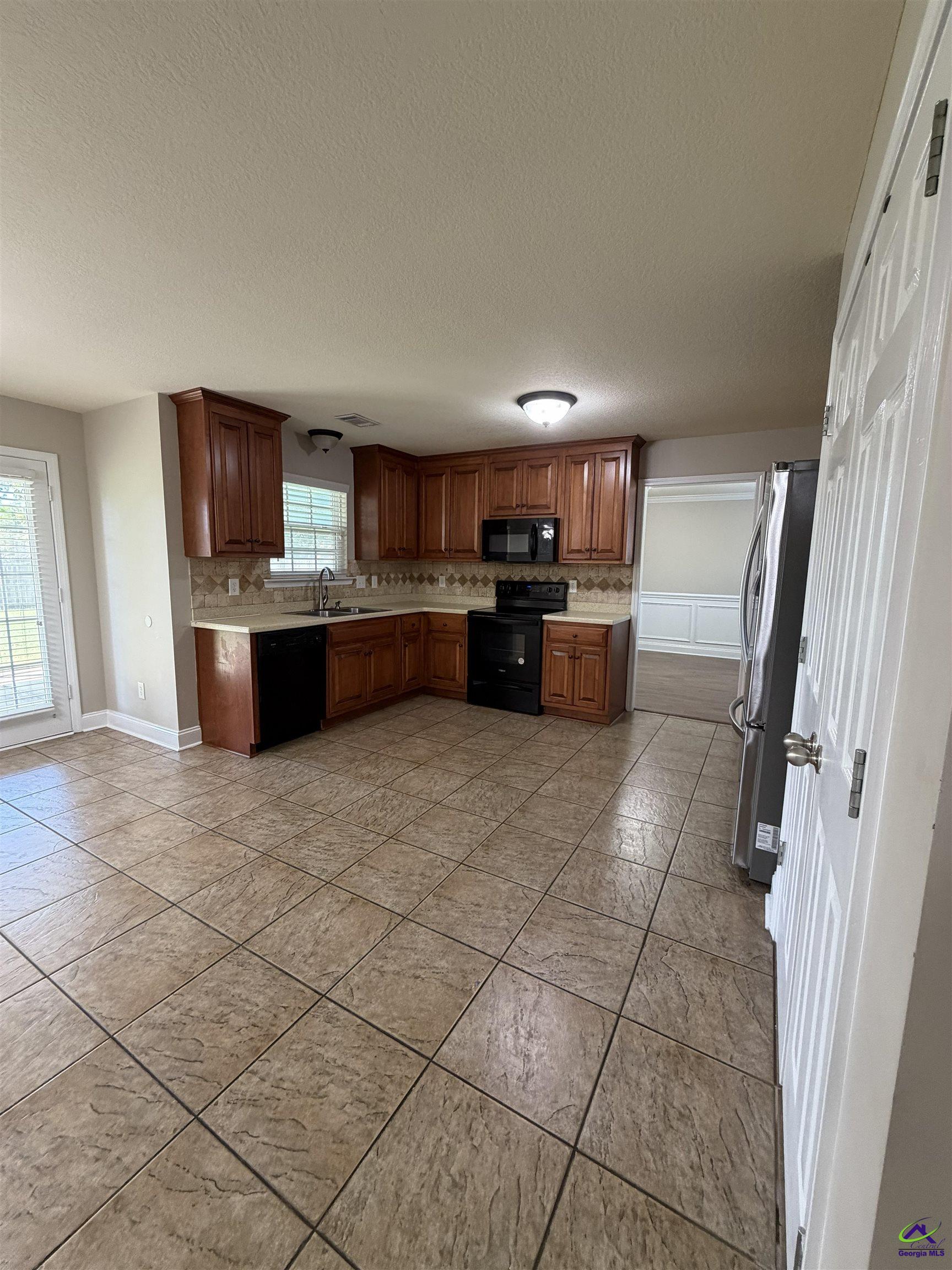 605 Cheshire Drive, Warner Robins, GA 31088 - Photo 3