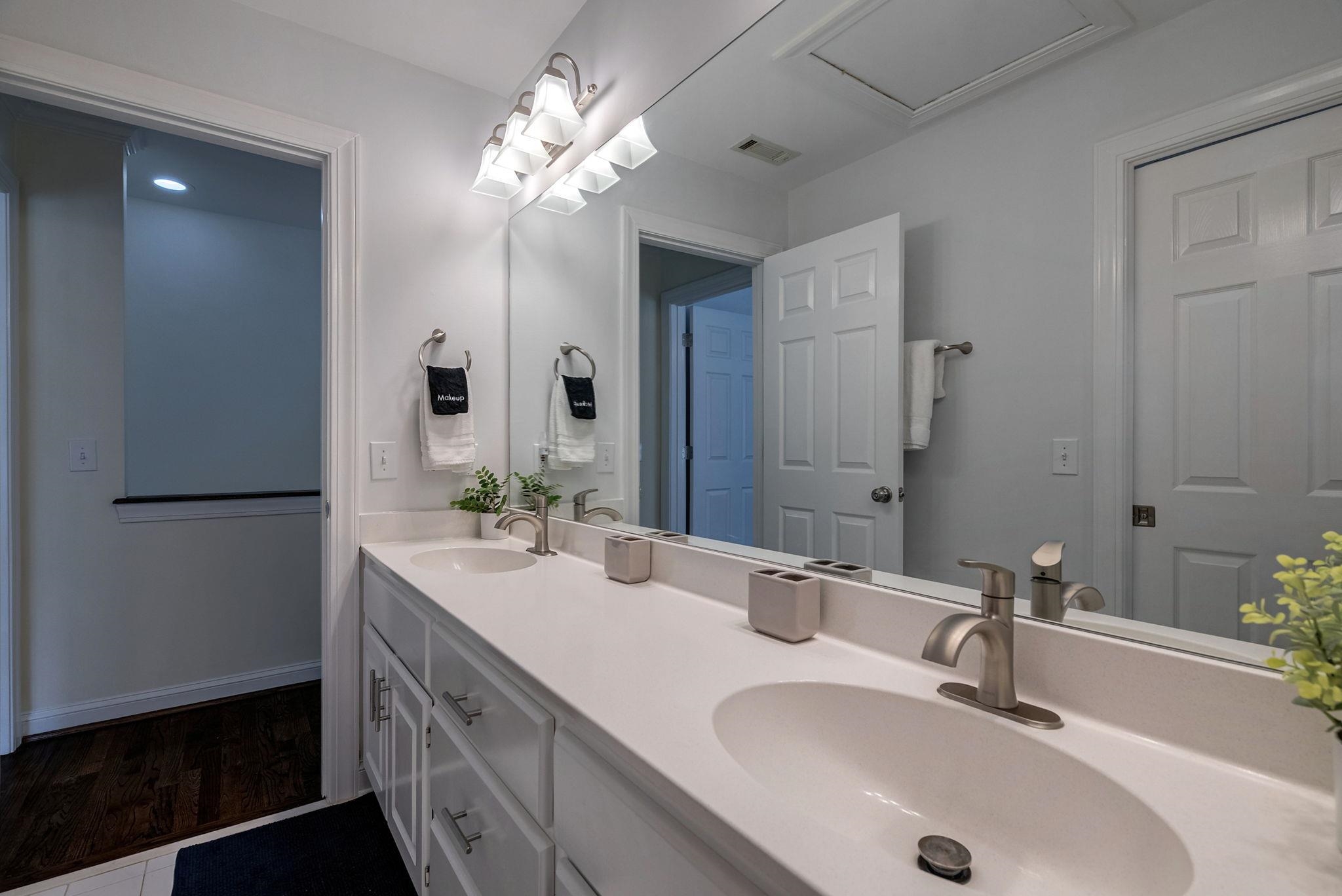 127 OAKTON SOUTH image 32