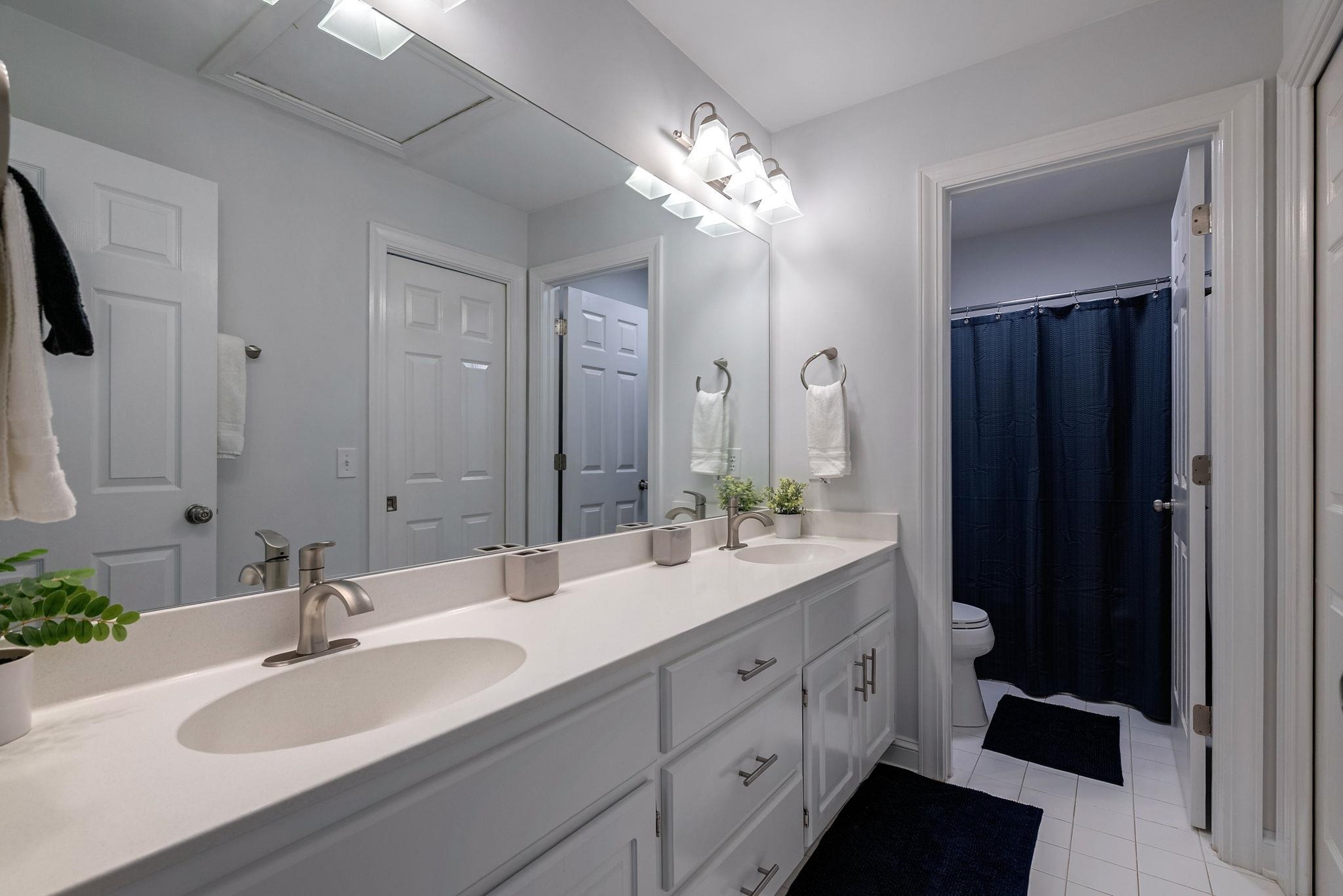 127 OAKTON SOUTH image 33