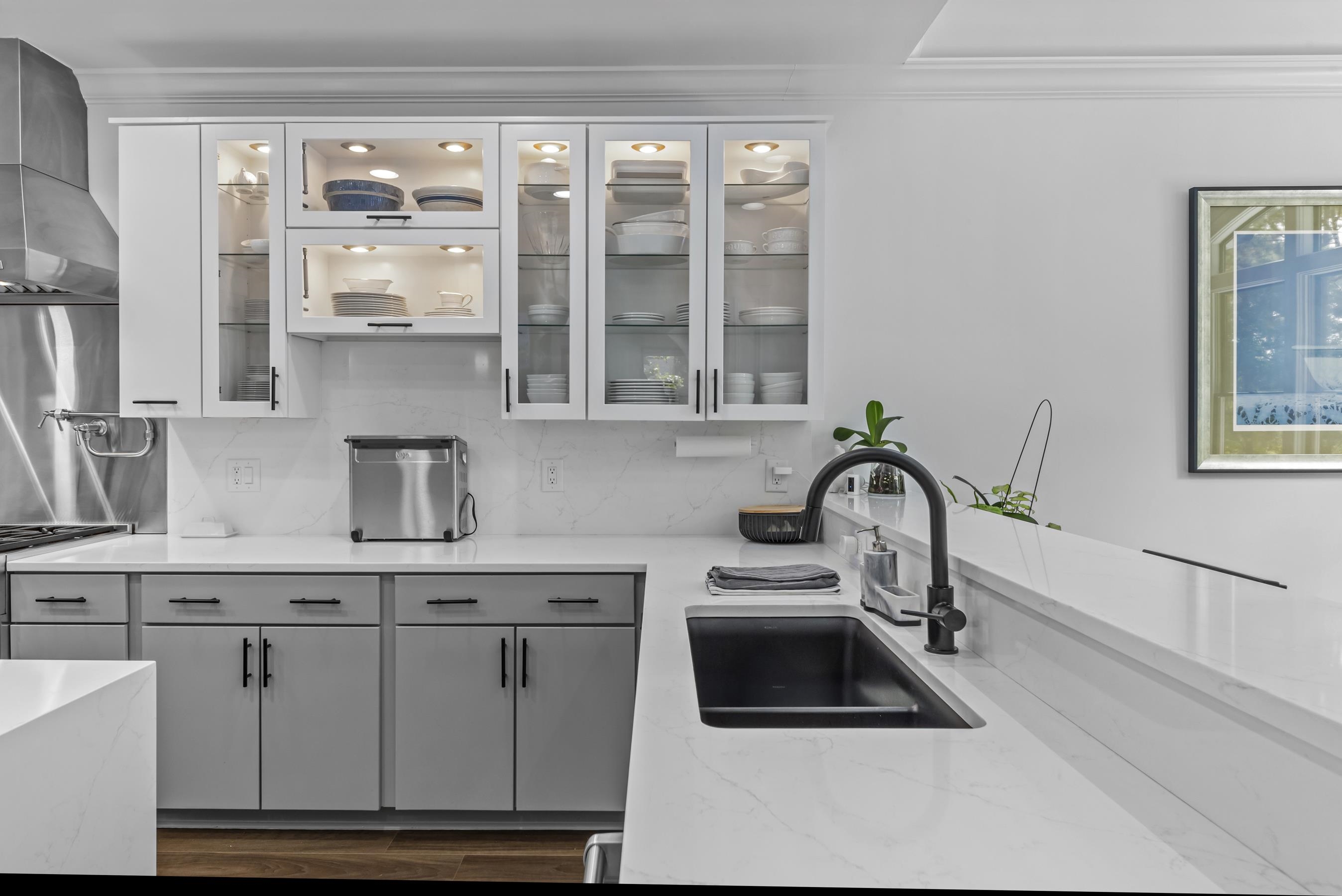 1051 ARMORS FORD image 27