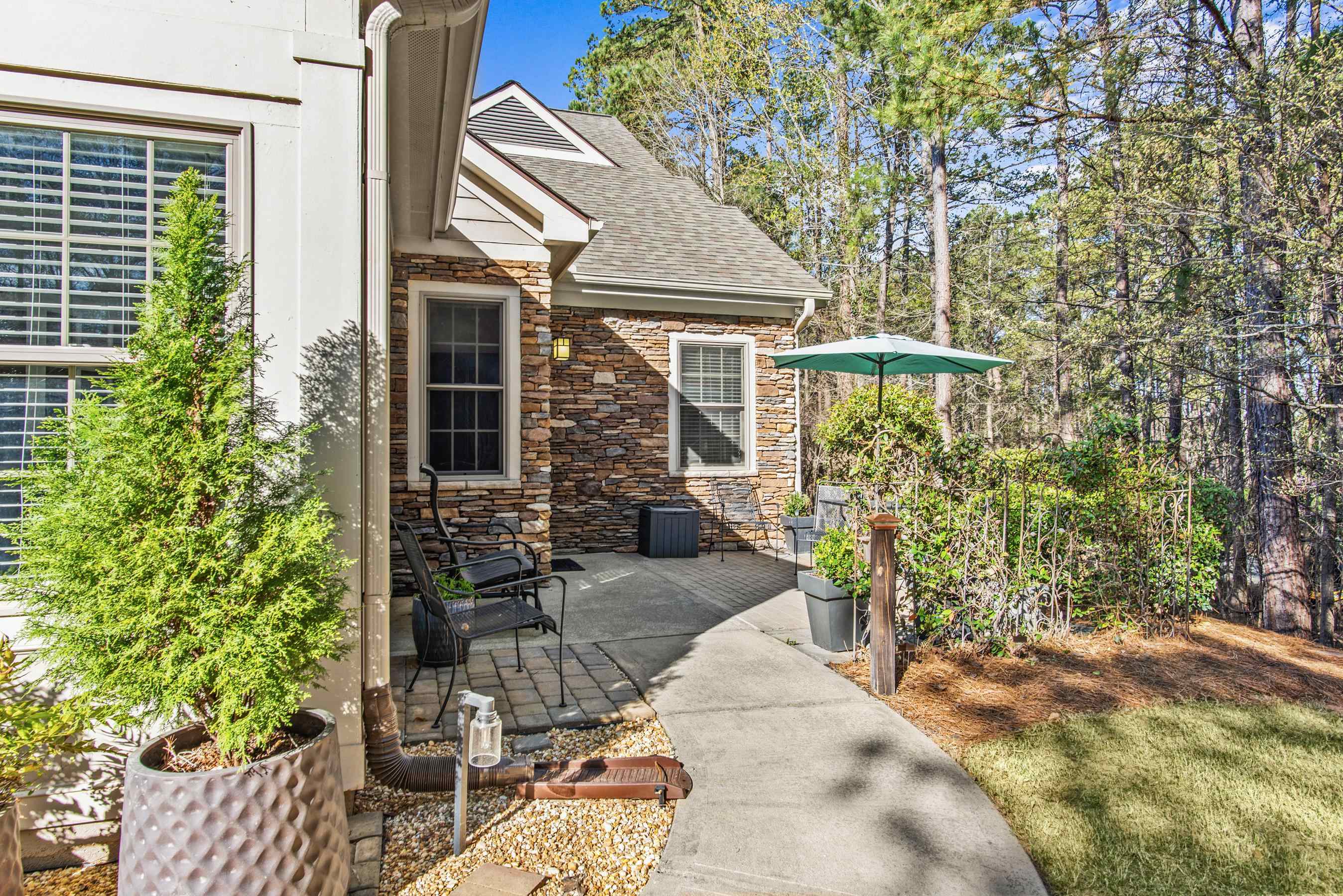 110 EDGEWOOD COURT image 3