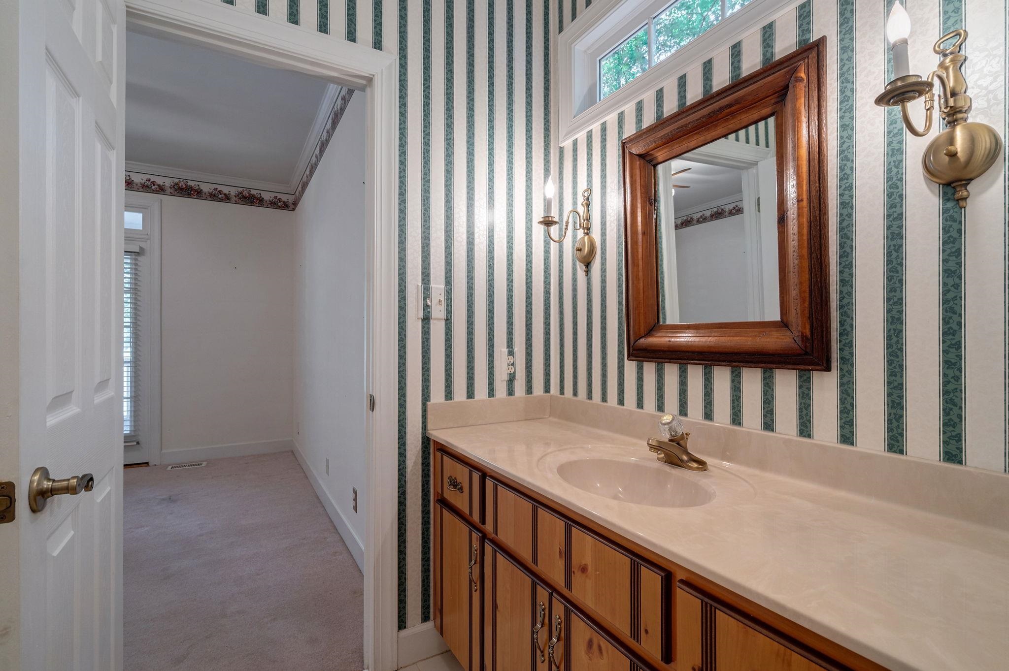 225 REYNOLDS DRIVE image 18