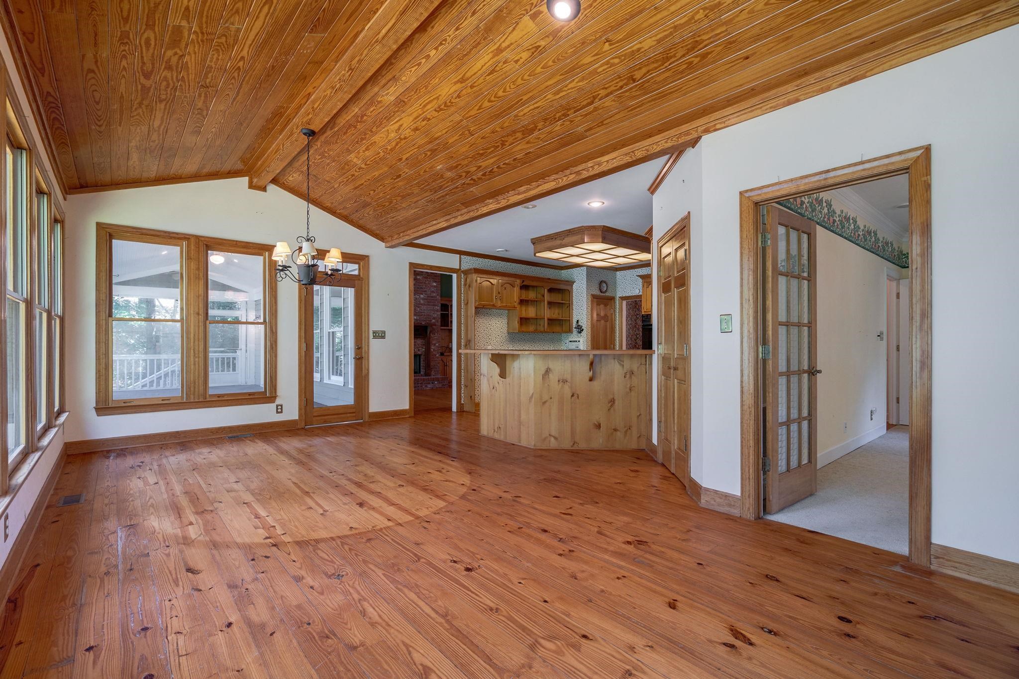 225 REYNOLDS DRIVE image 30