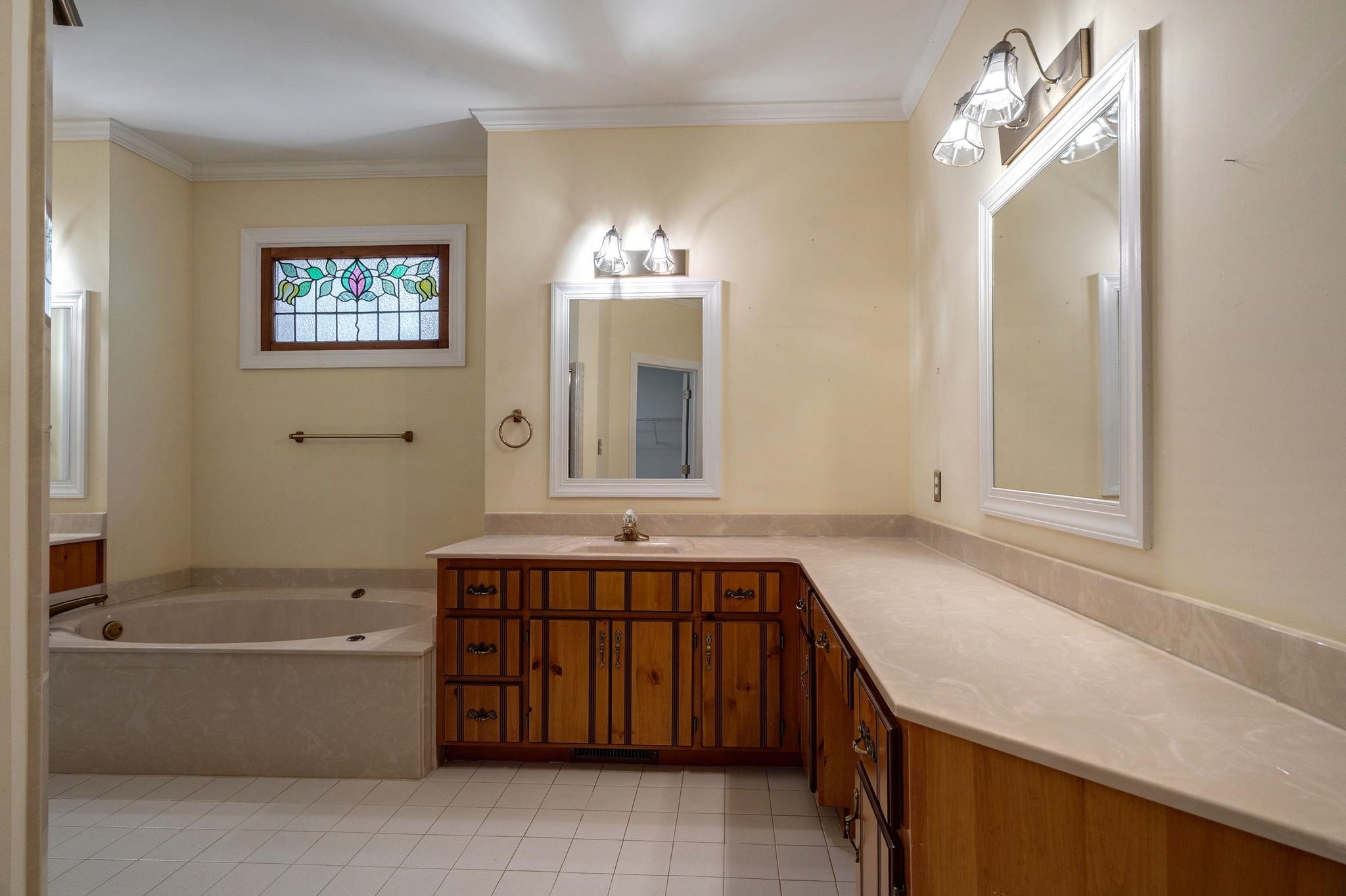 225 REYNOLDS DRIVE image 34