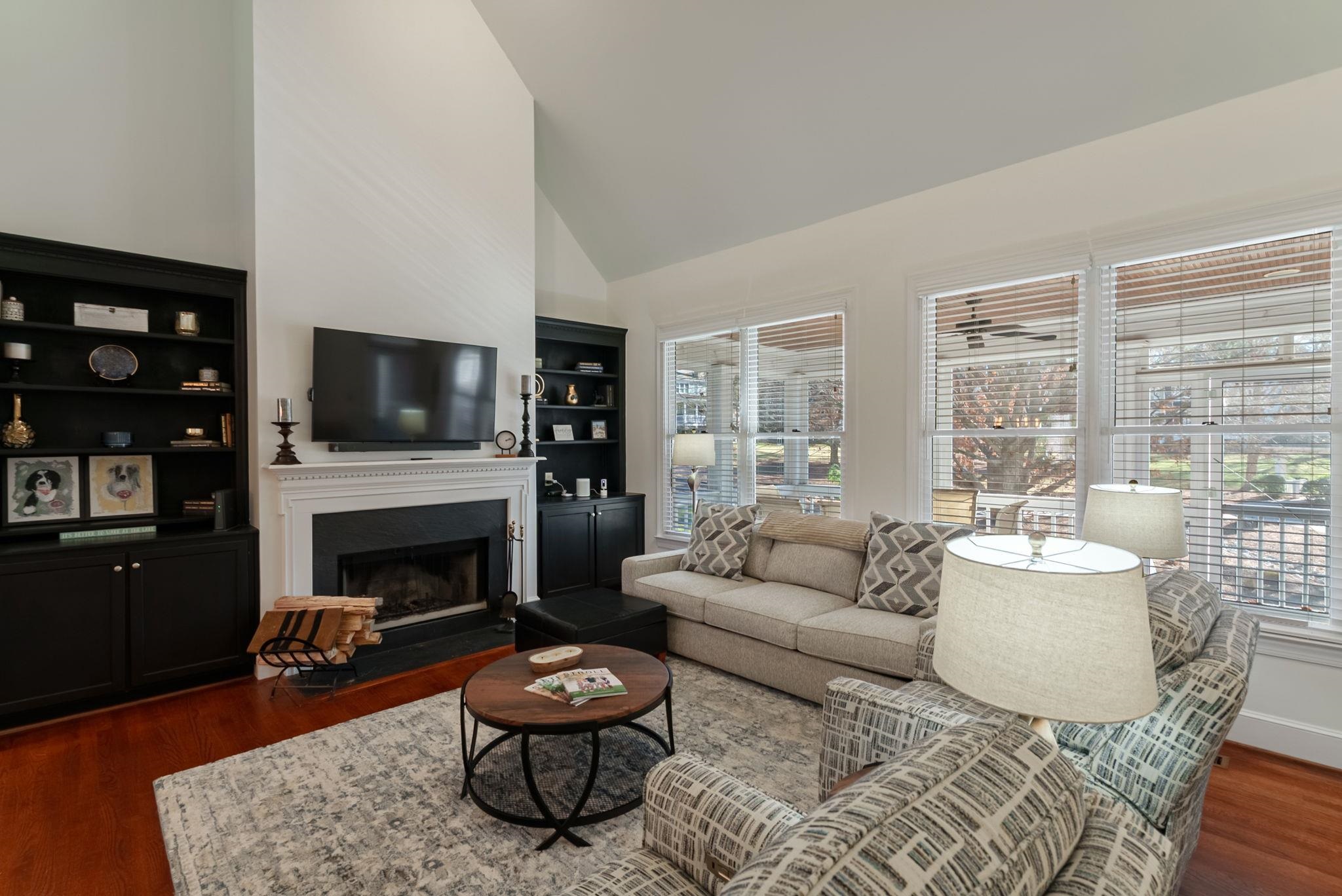 1030 VILLAGE LOOP image 10