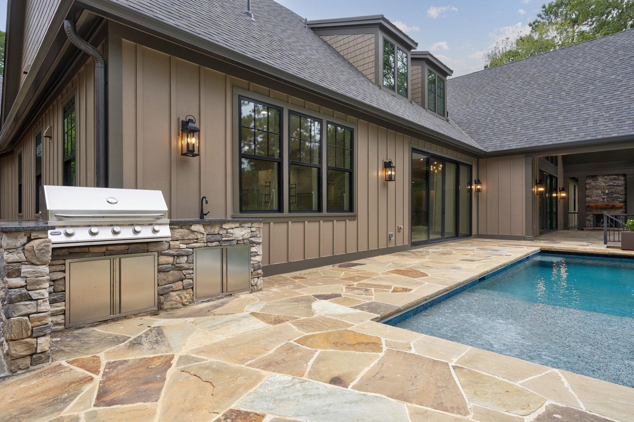 1010 MONFORT COURT image 5