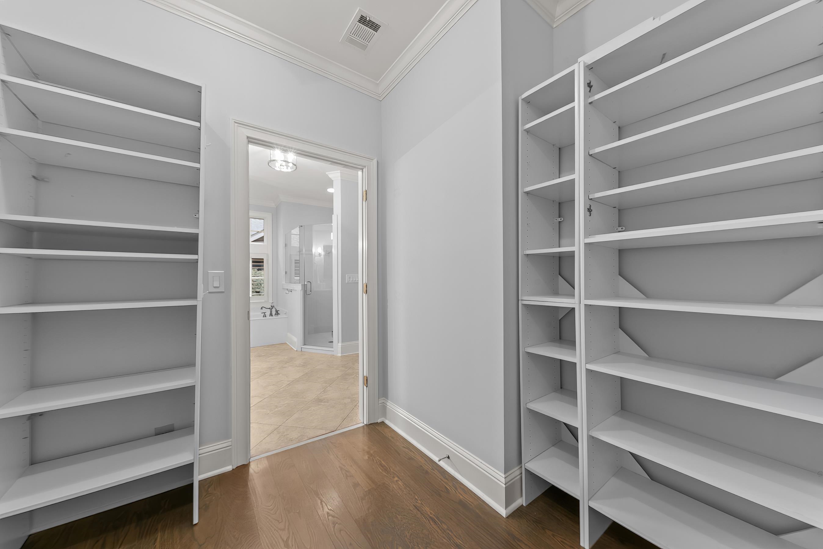 1050 REUBENS COURT image 25