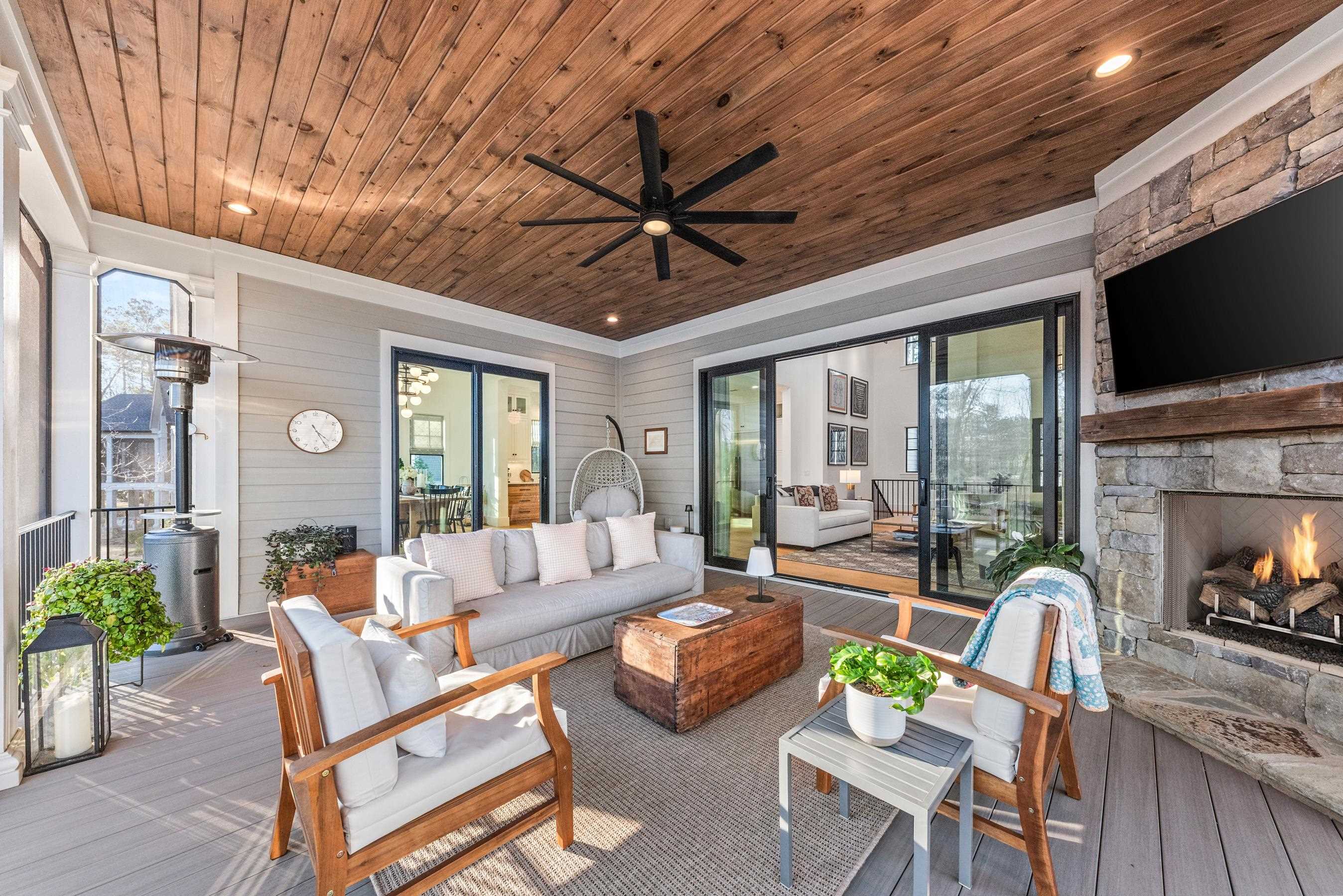 1041 HOLTS FERRY image 14