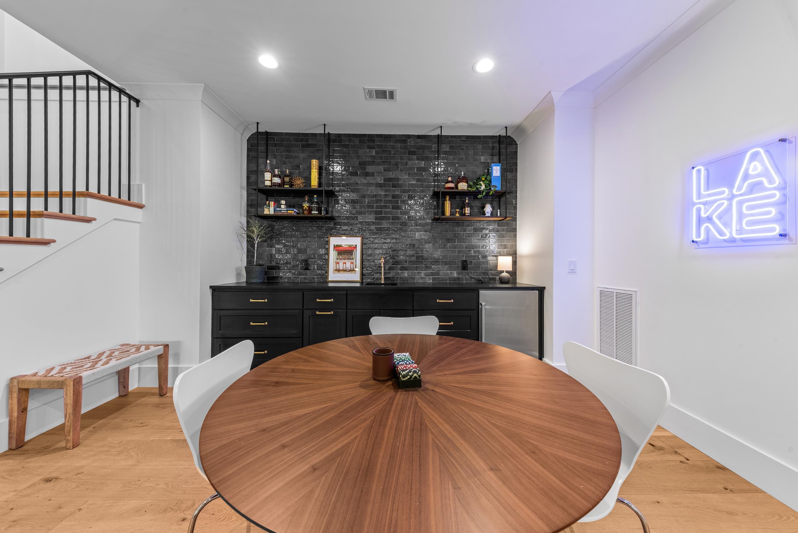 1041 HOLTS FERRY image 30