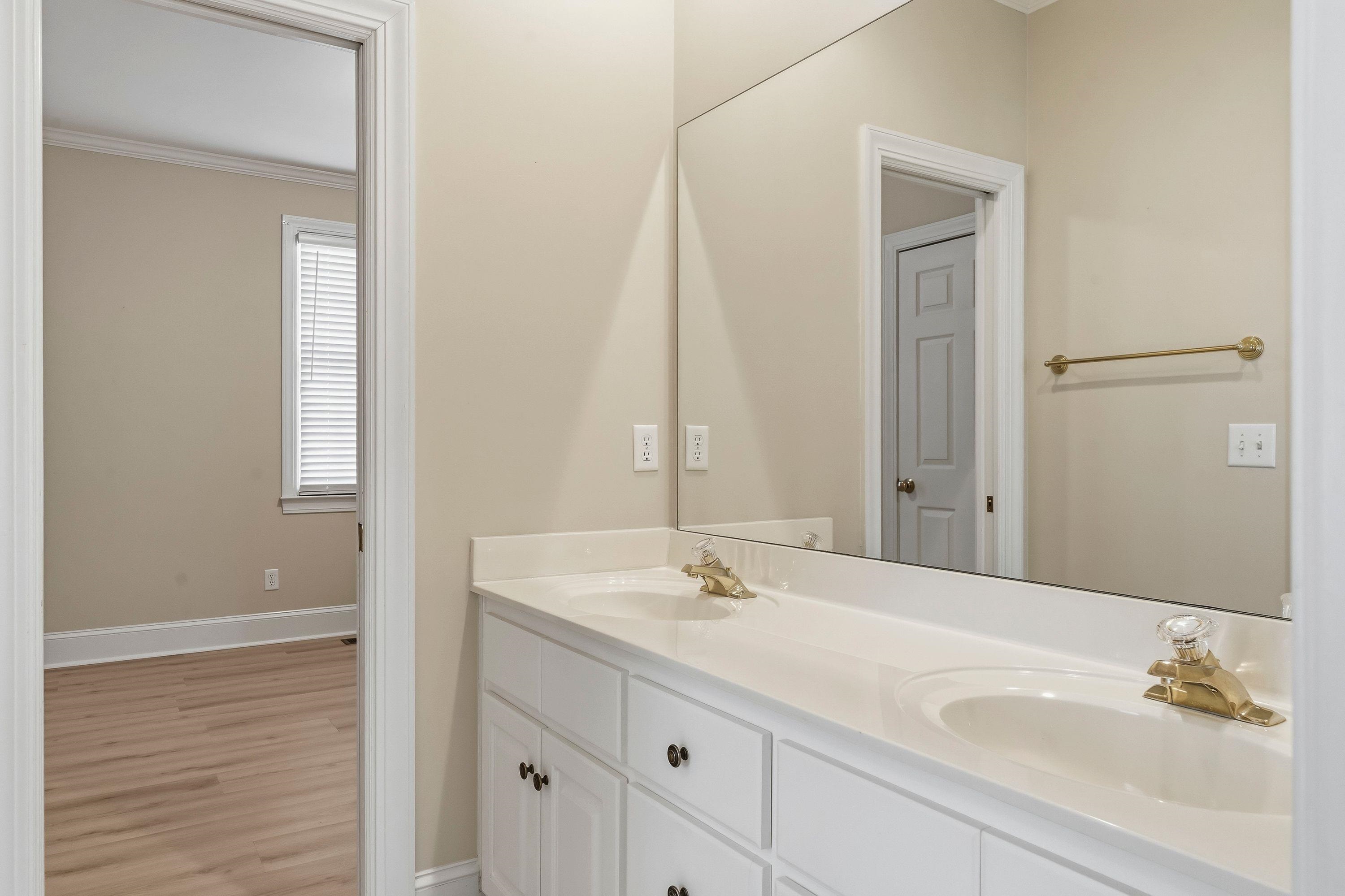 108 MAYFAIR COURT image 37