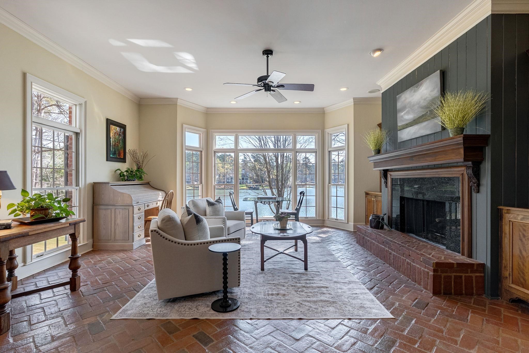 1040 SCOTT LOOP image 27