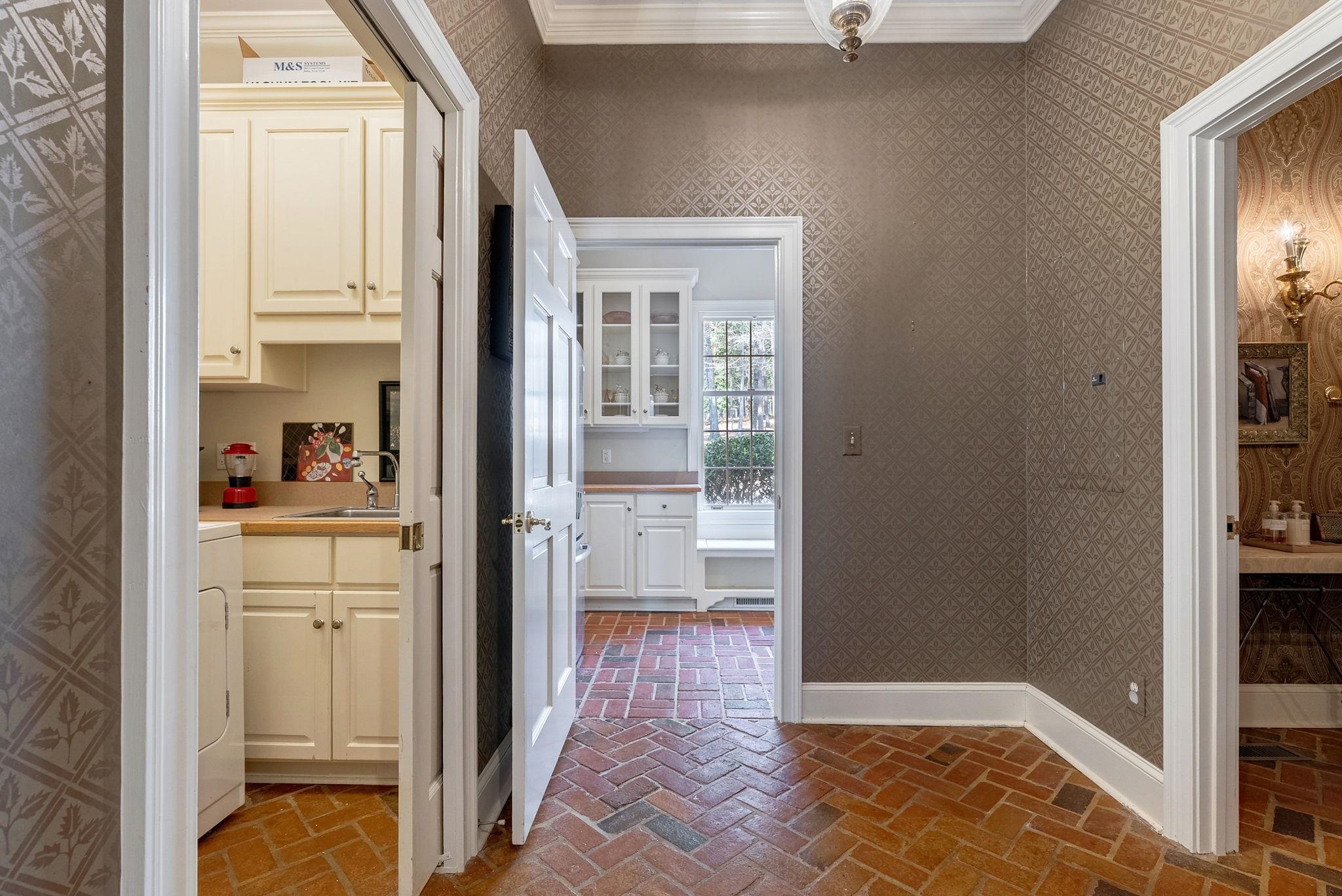 1040 SCOTT LOOP image 34