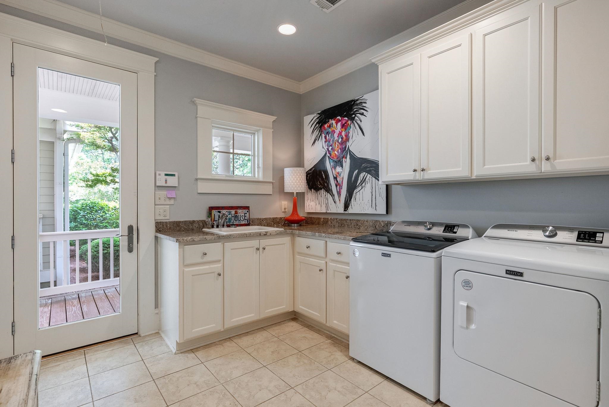 1010 CAROLYNS PLACE image 32