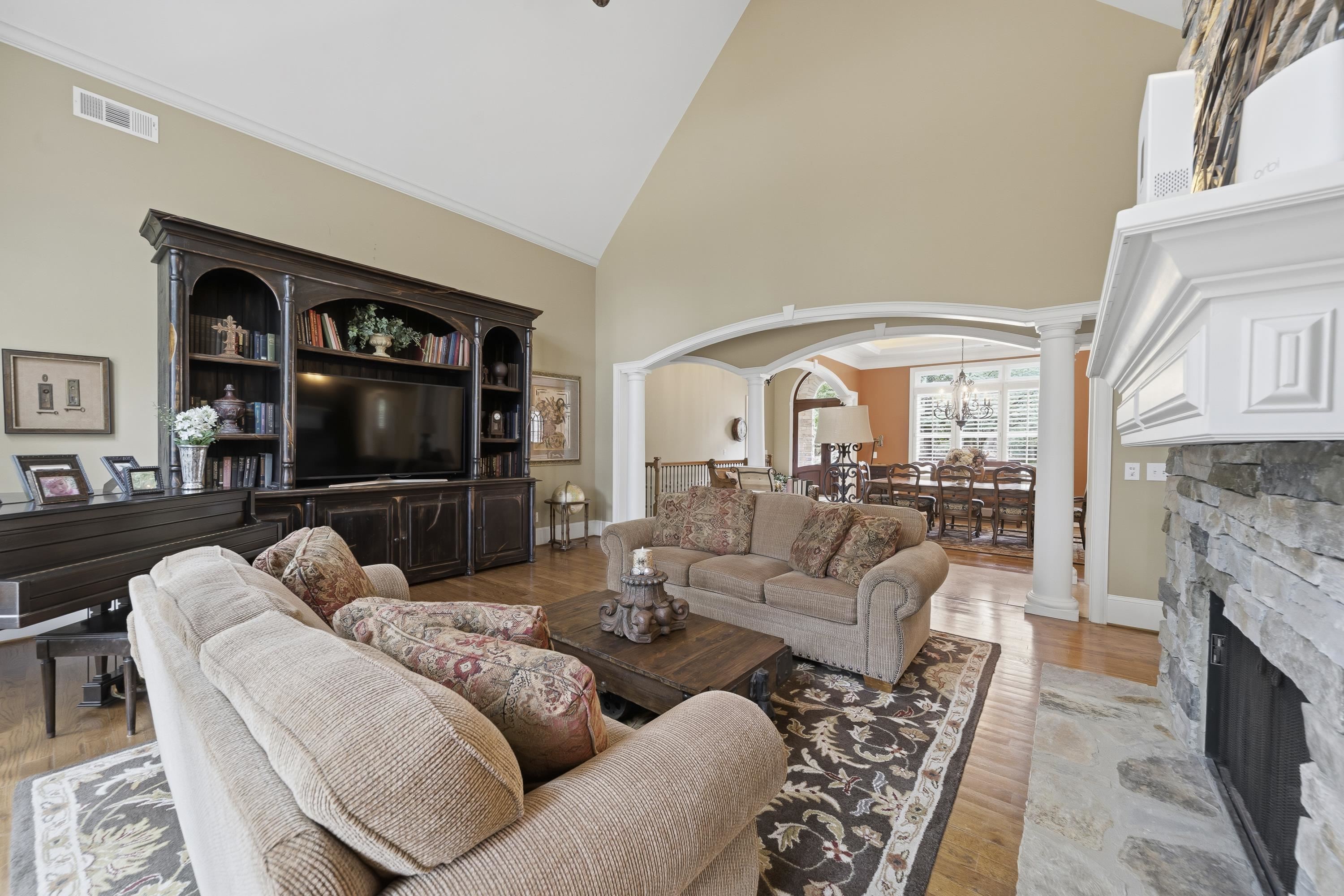 1051 CAWTHORNE LANE image 19