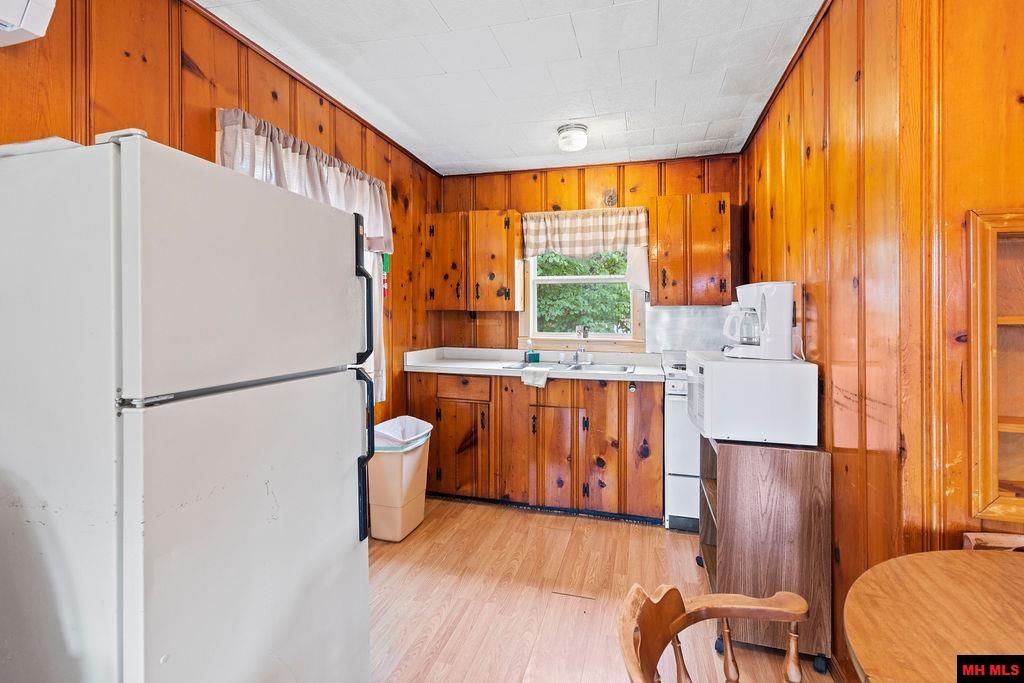 887 Howard Creek Road