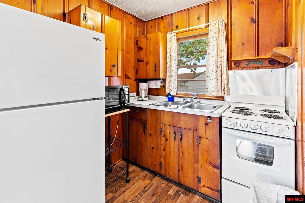 887 Howard Creek Road