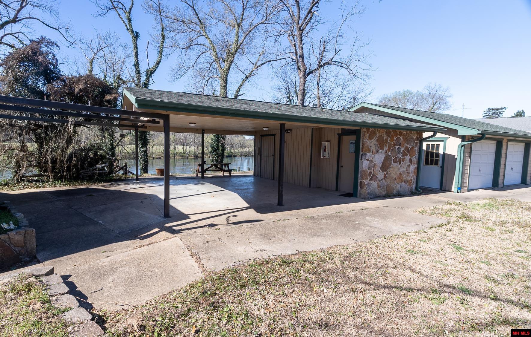 656 Valley Airport Drive