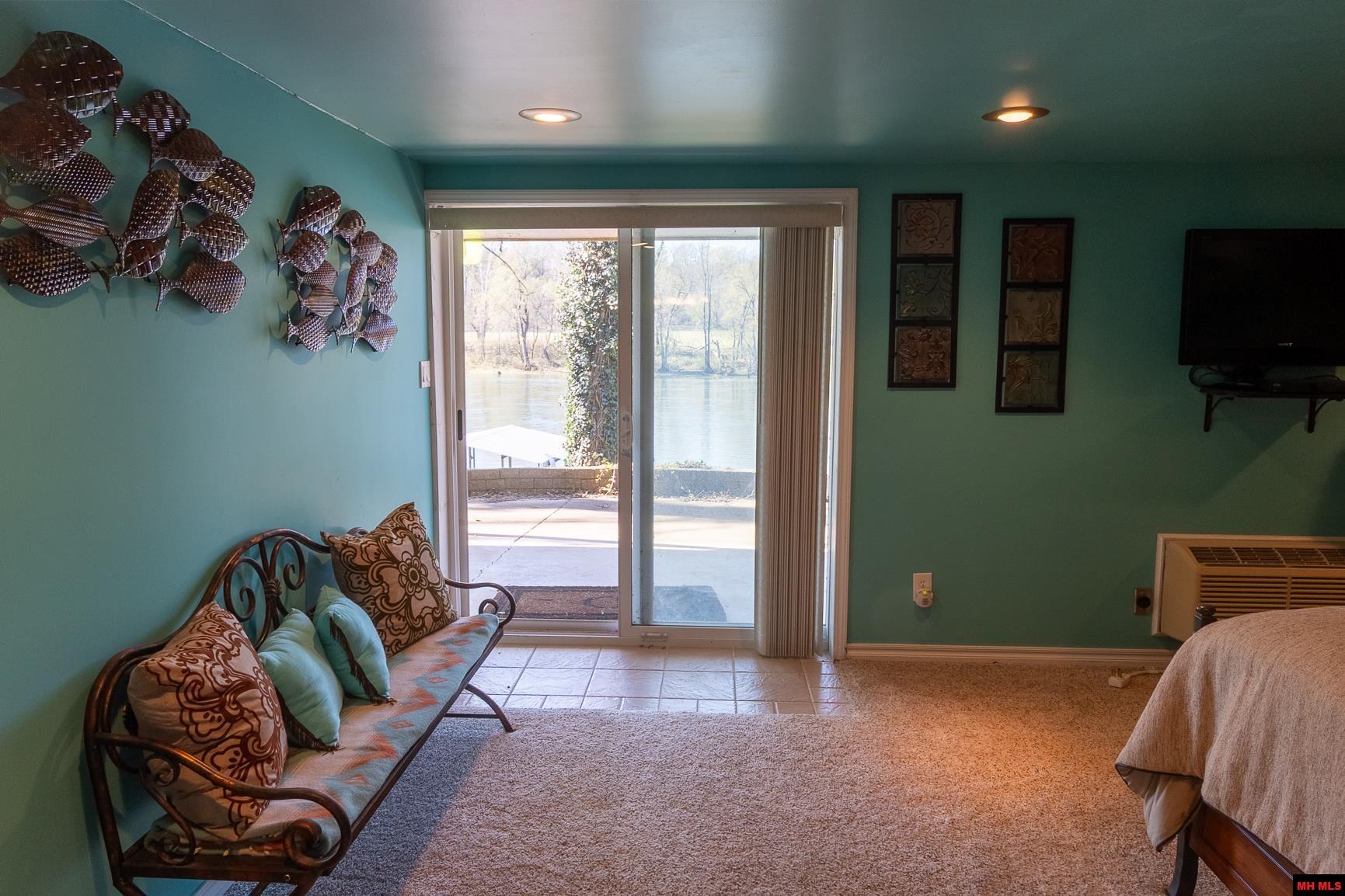 656 Valley Airport Drive