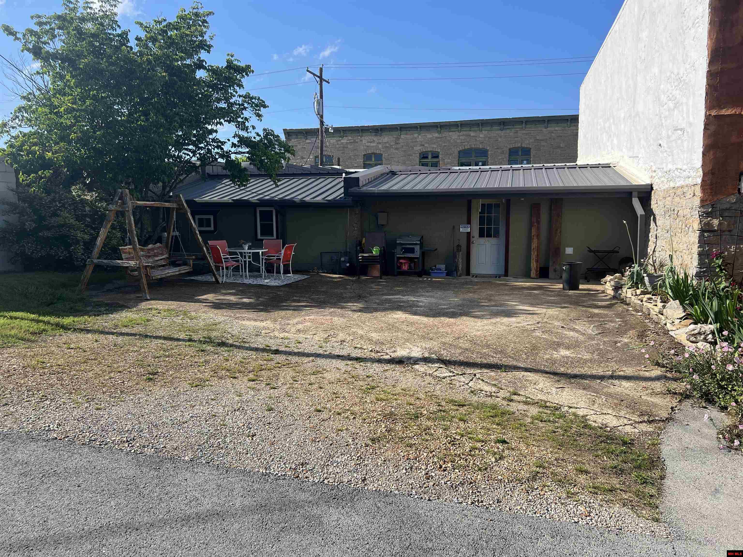 207 & 211 E Old Main Street