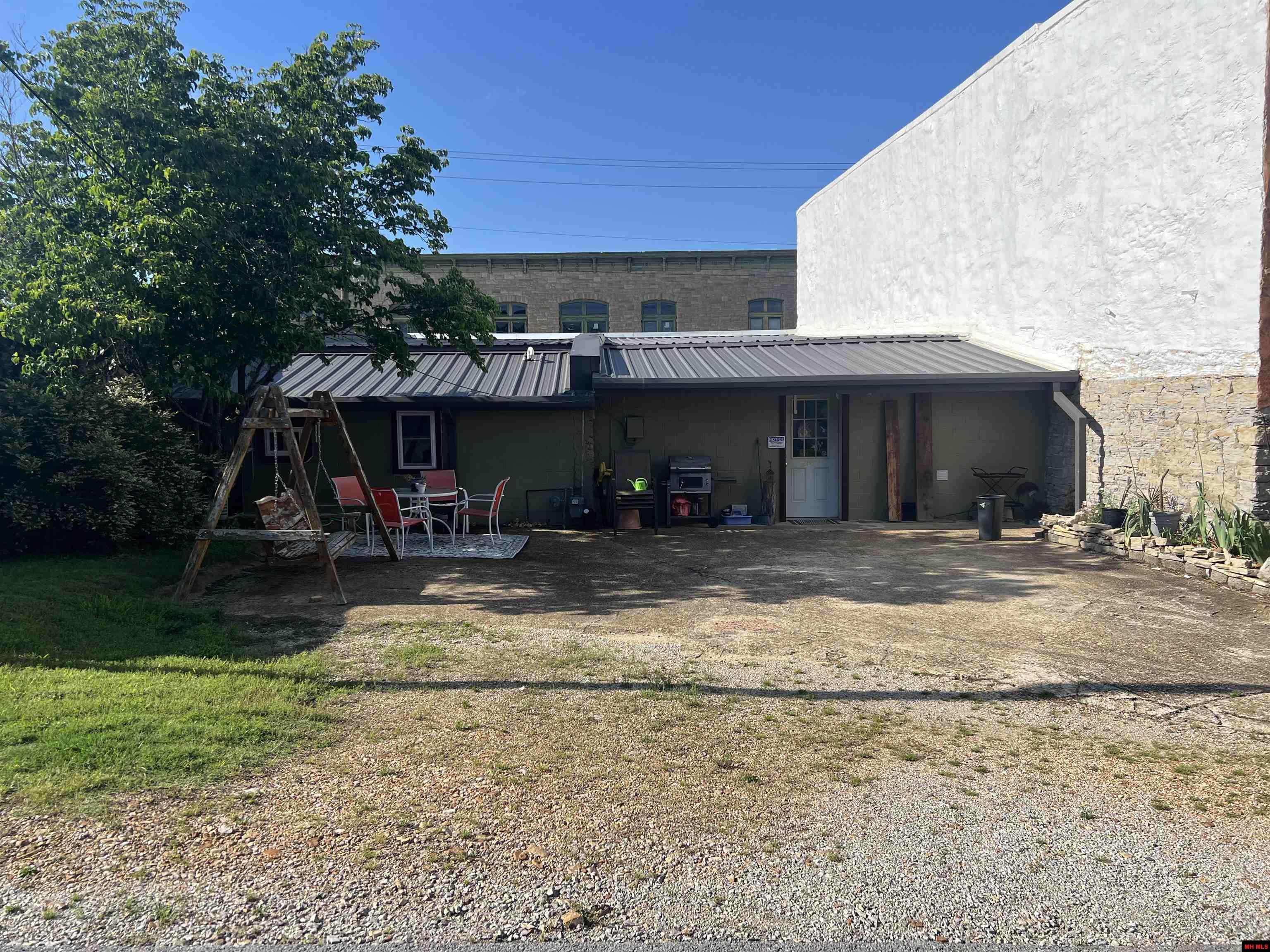 207 & 211 E Old Main Street