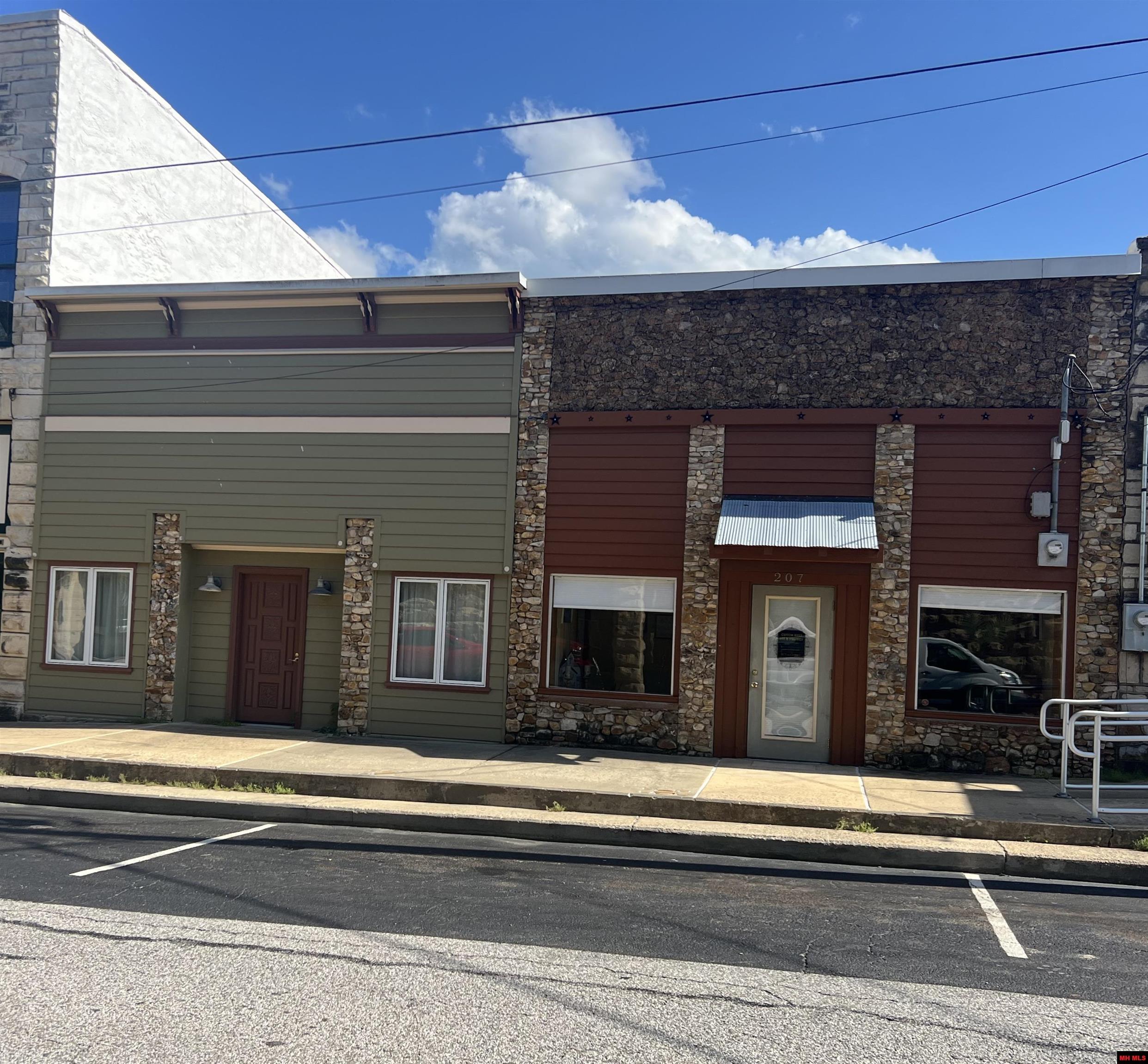 207 & 211 Old Main Street