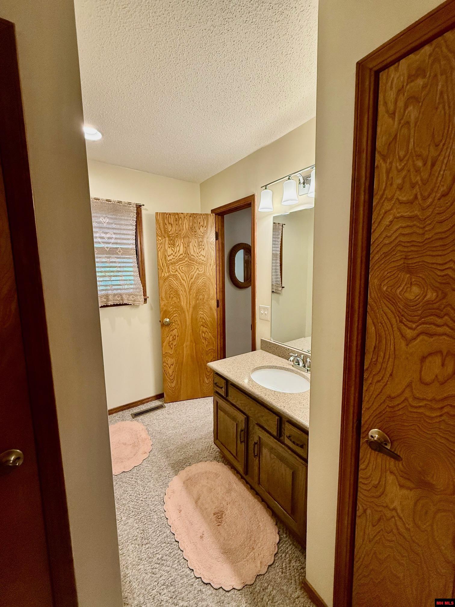 208 S Kingswood Drive