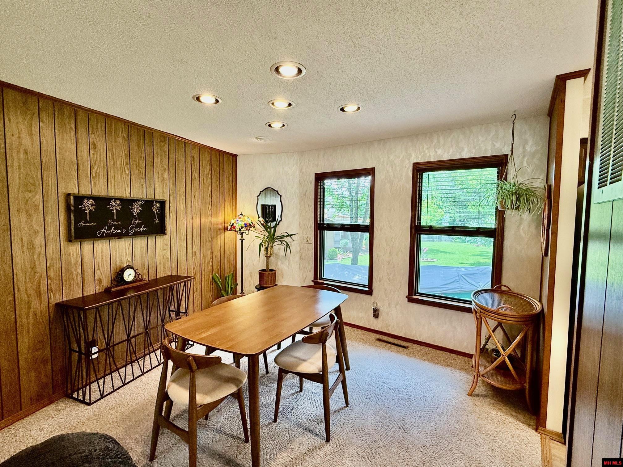 208 S Kingswood Drive