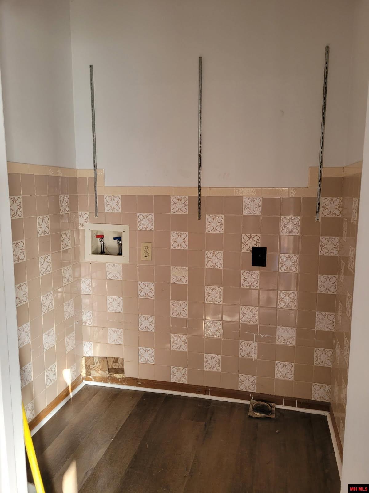 1607 Riverview Circle