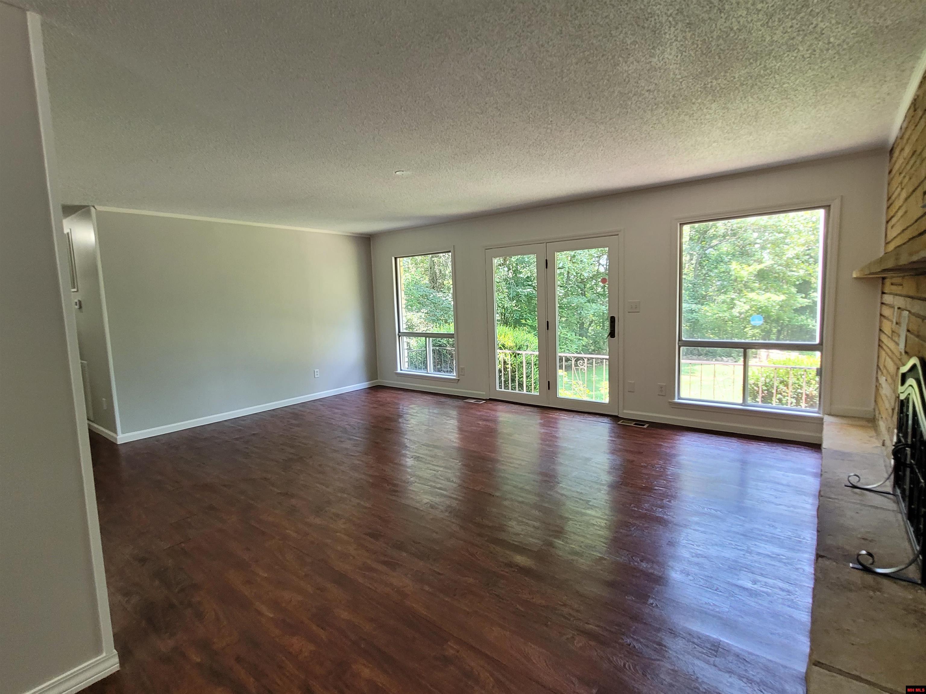 1607 Riverview Circle