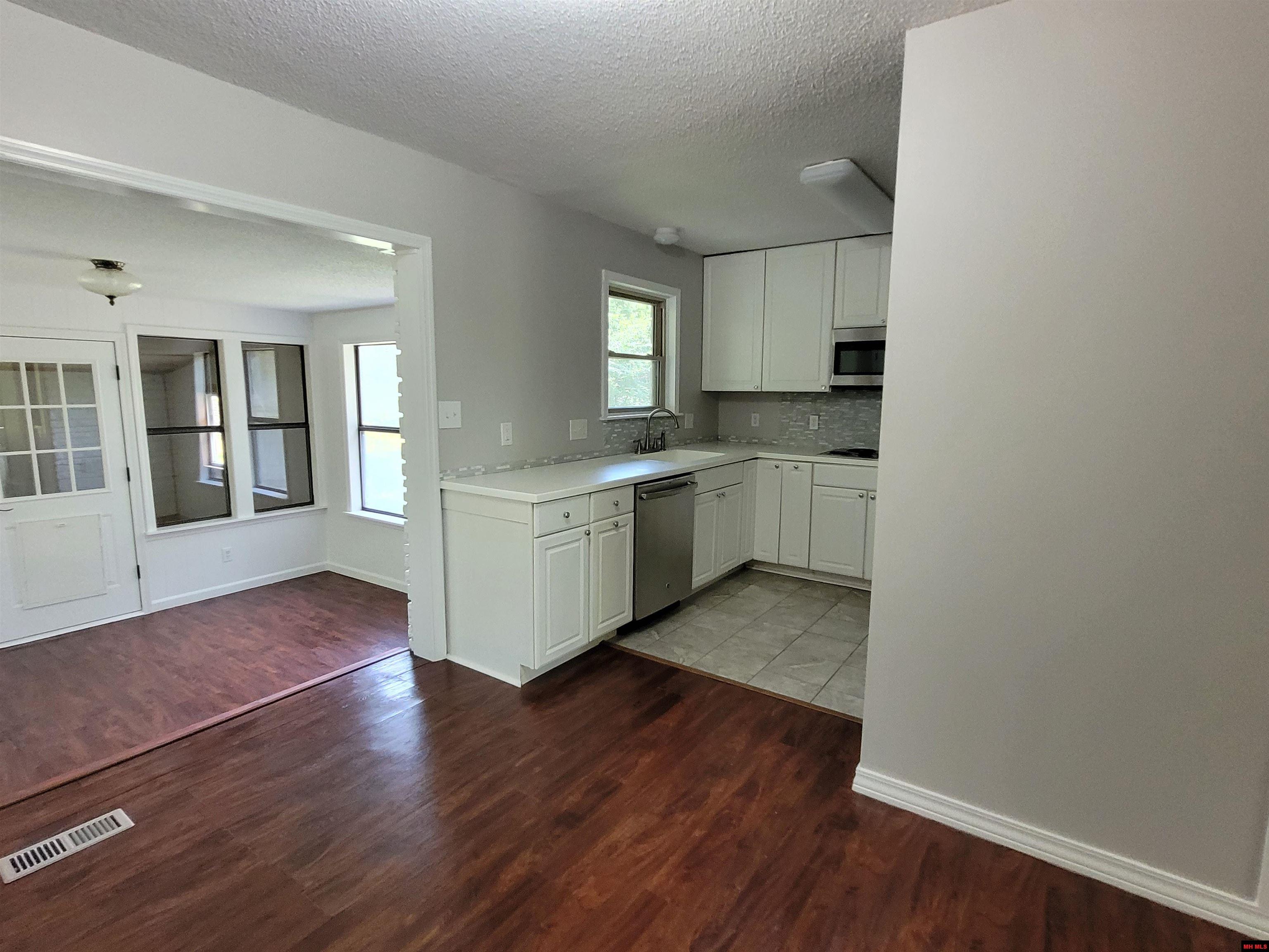 1607 Riverview Circle