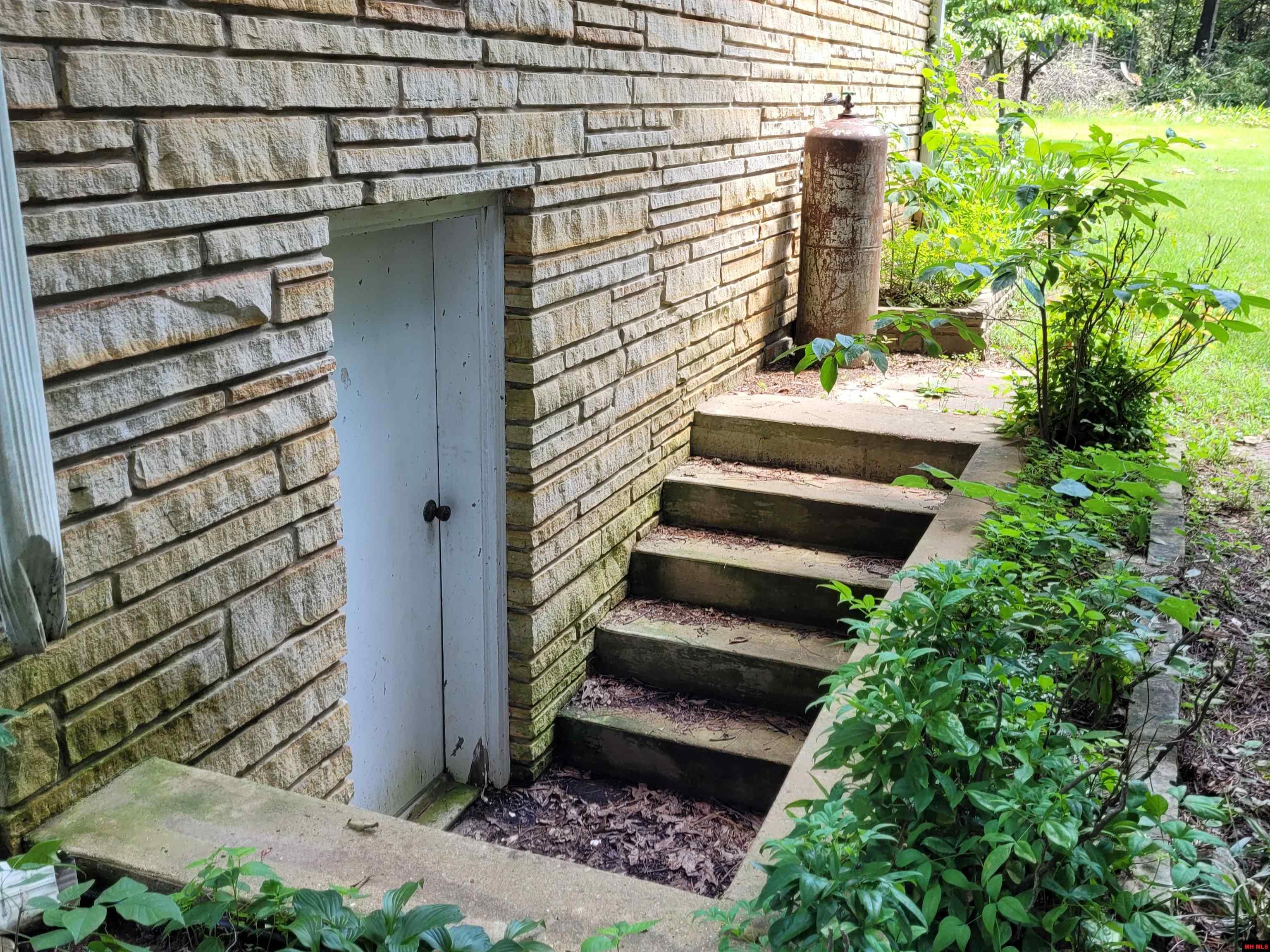 1607 Riverview Circle