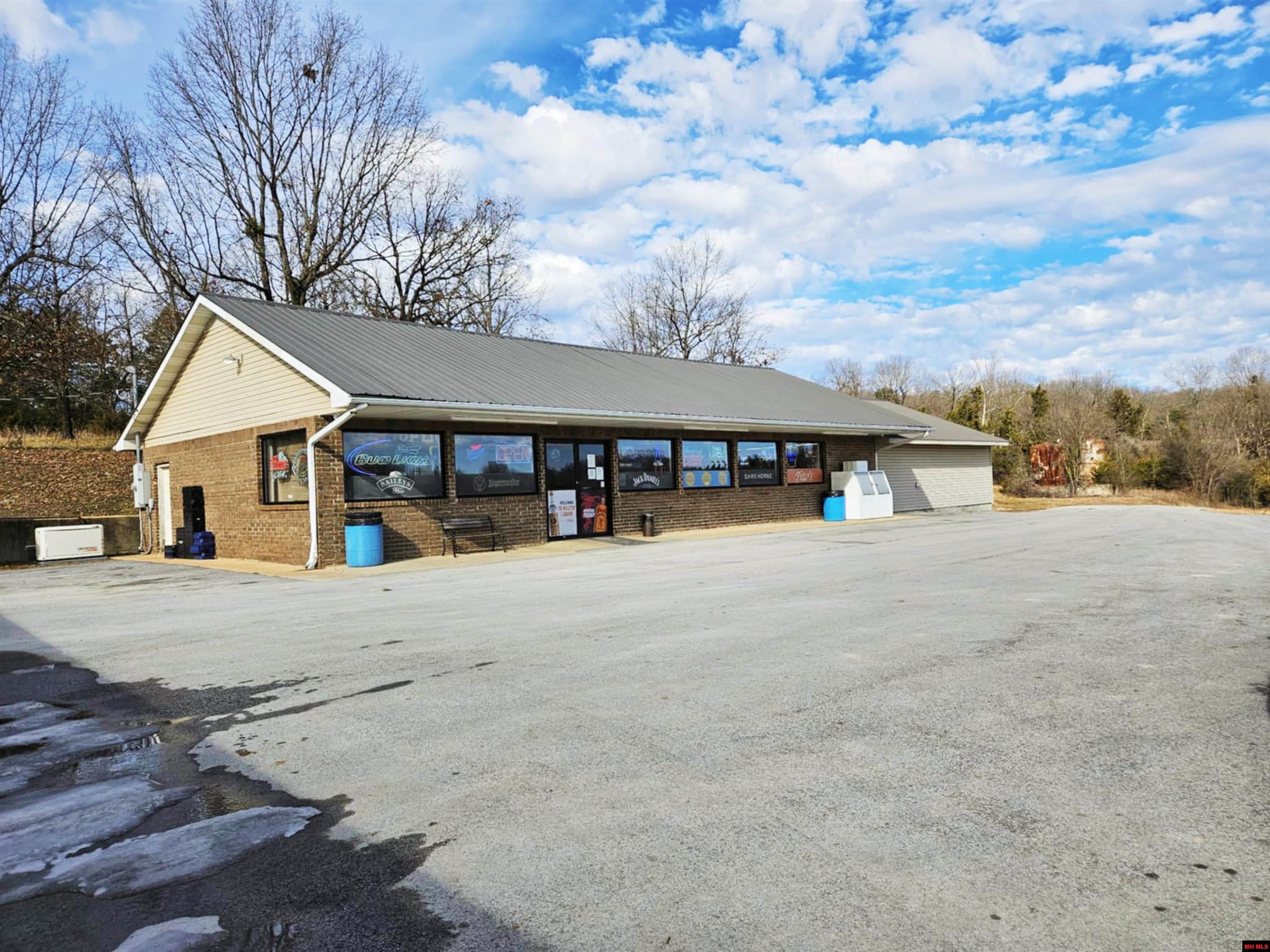 569 W HWY 202, Yellville, AR