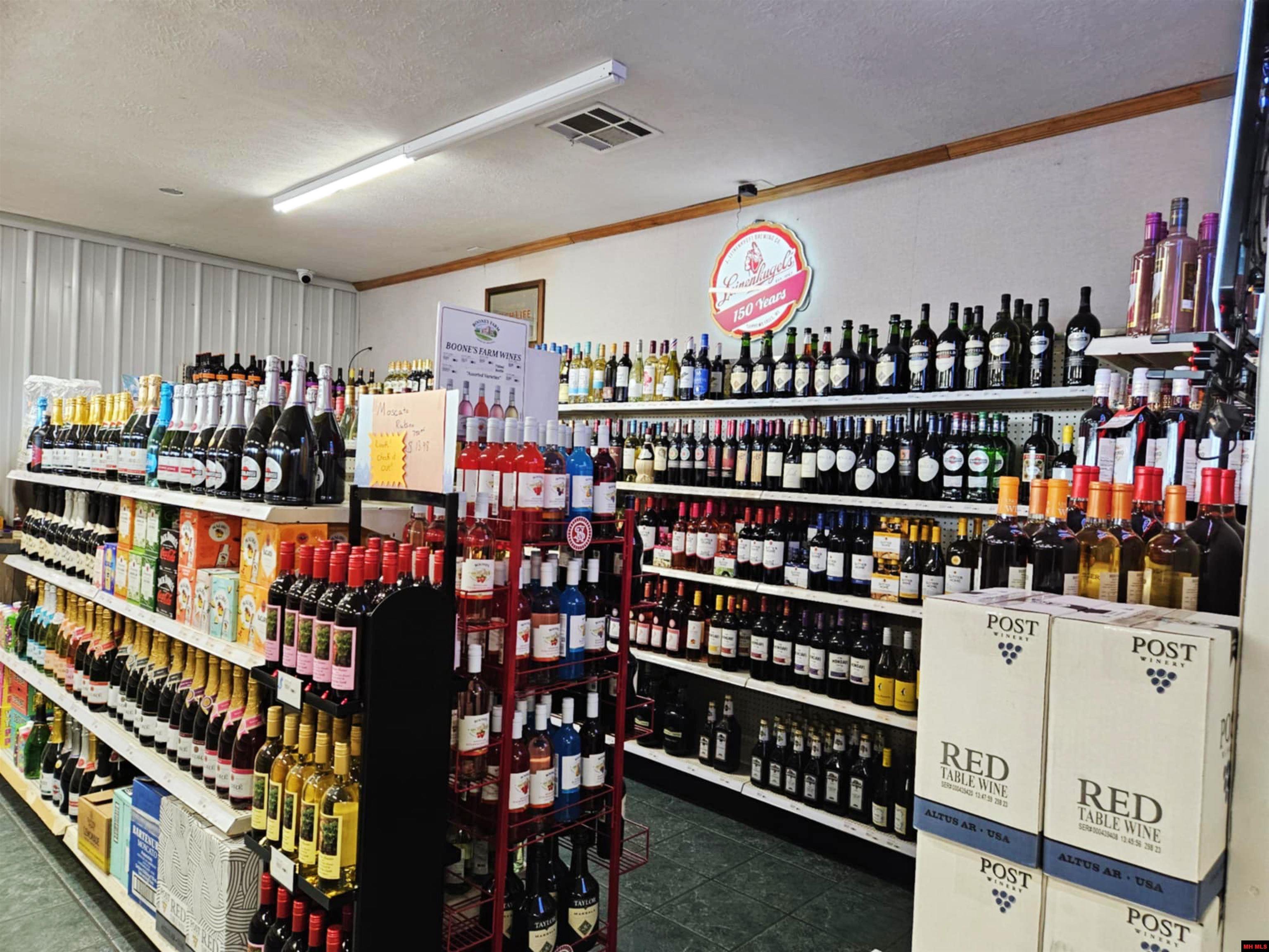 569 W HWY 202 Yellville, AR