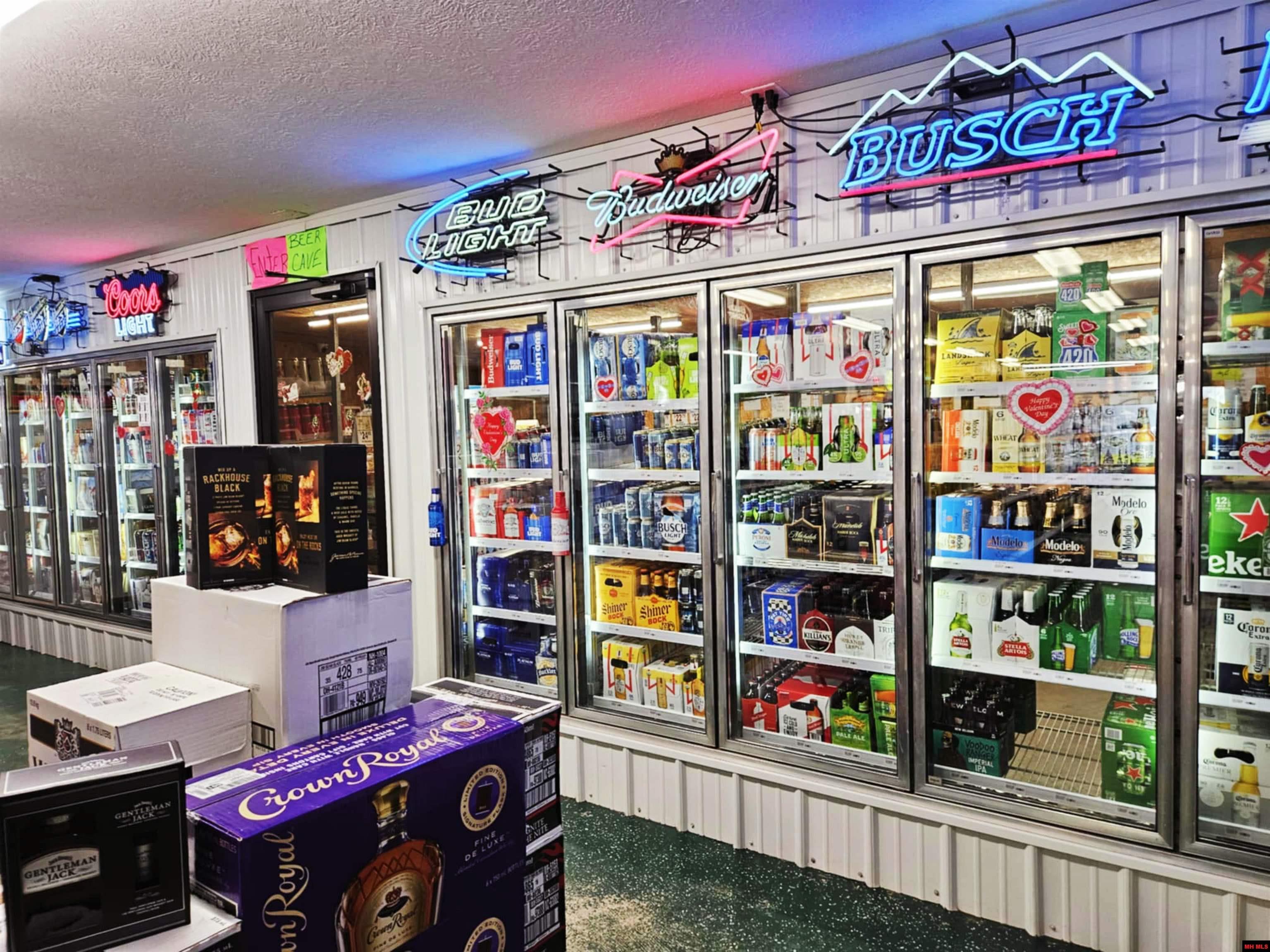 569 W HWY 202 Yellville, AR