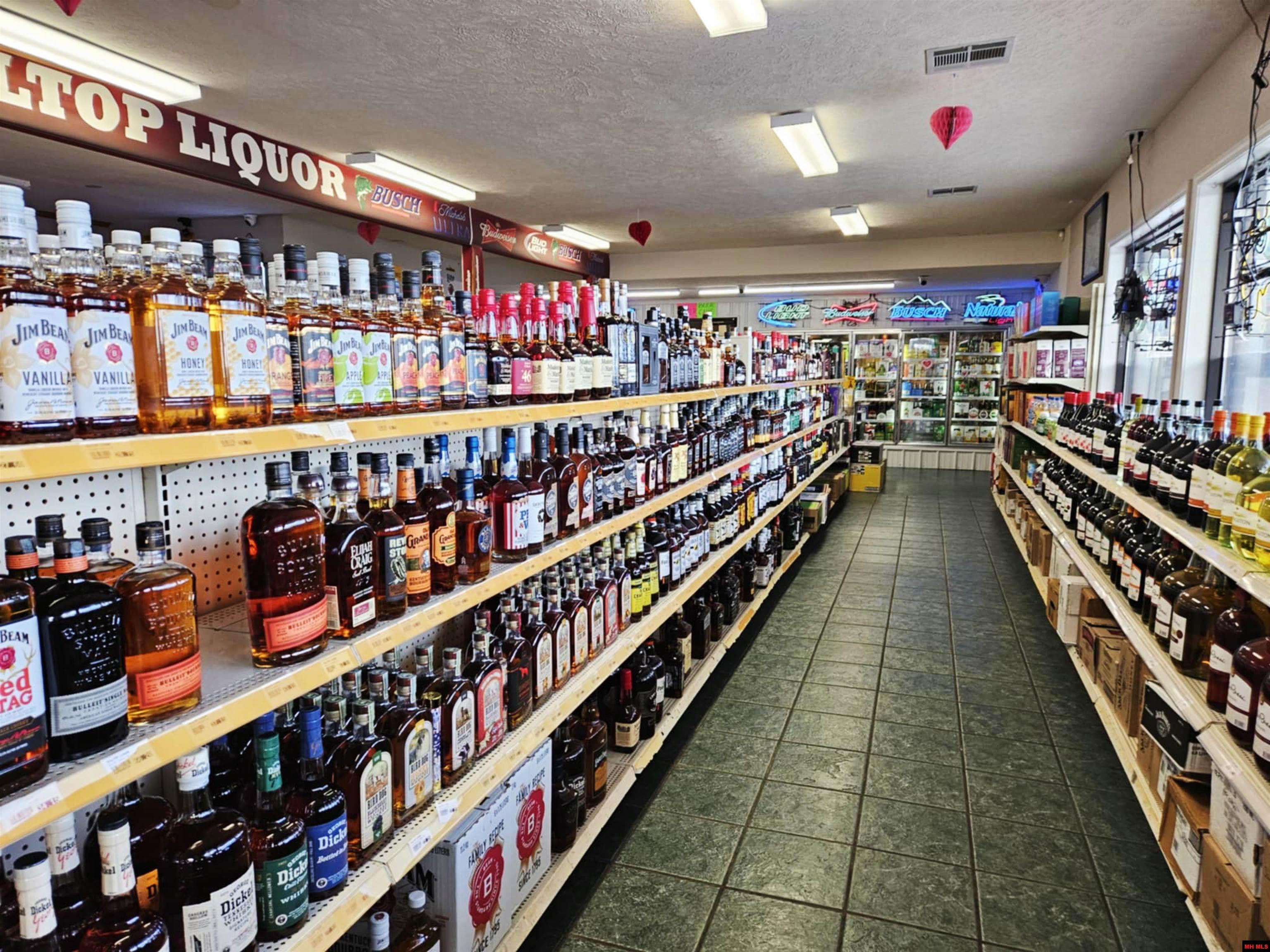 569 W HWY 202 Yellville, AR