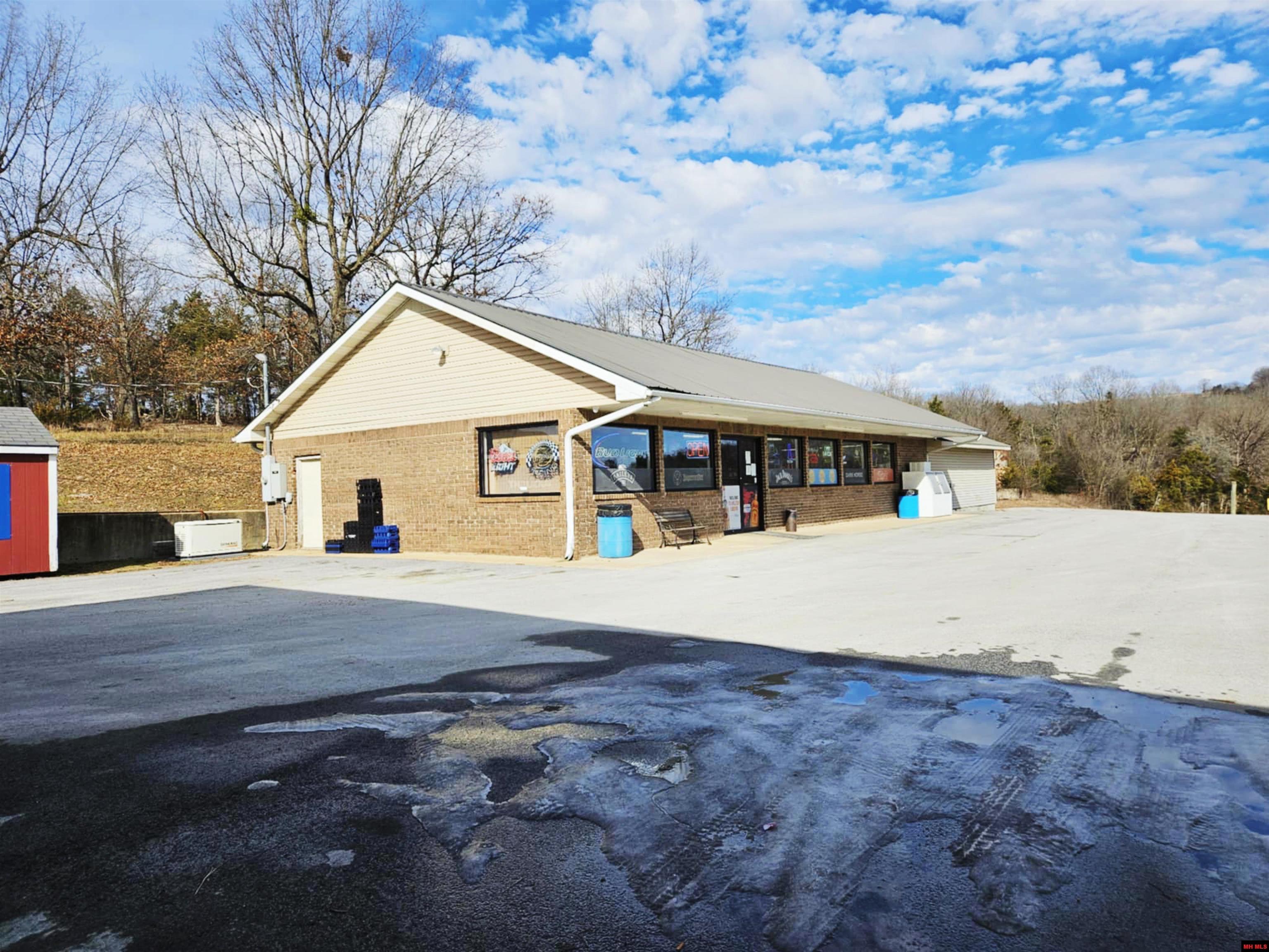 569 W HWY 202 Yellville, AR