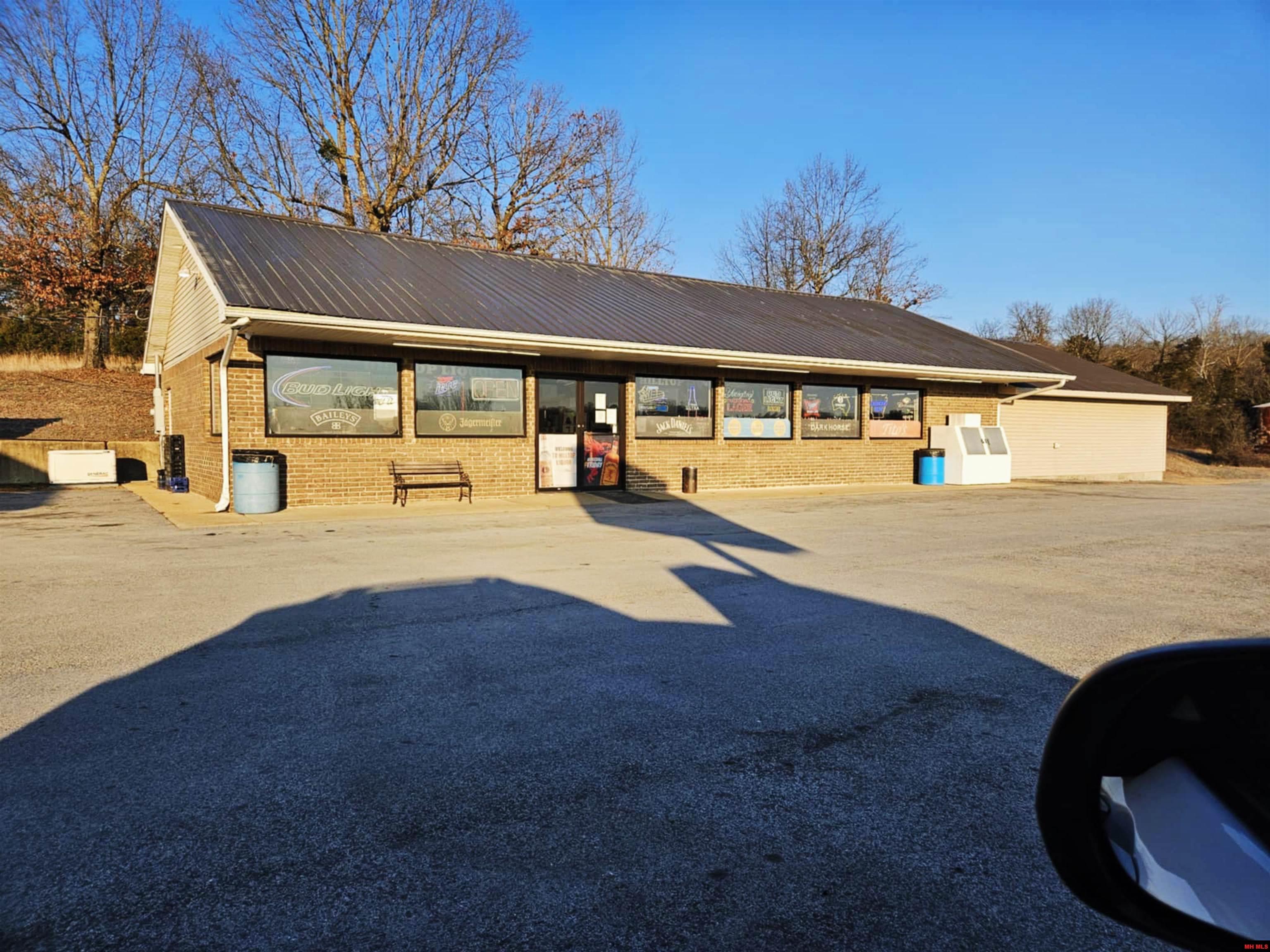 569 W HWY 202 Yellville, AR