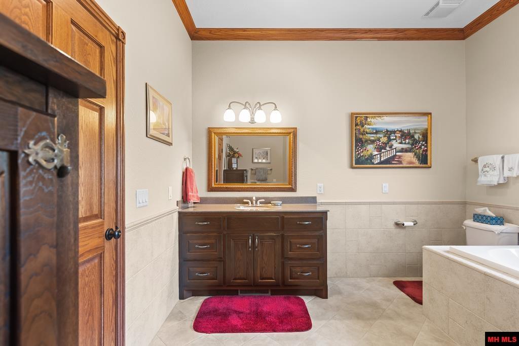 1211 Chestnut Hills Drive