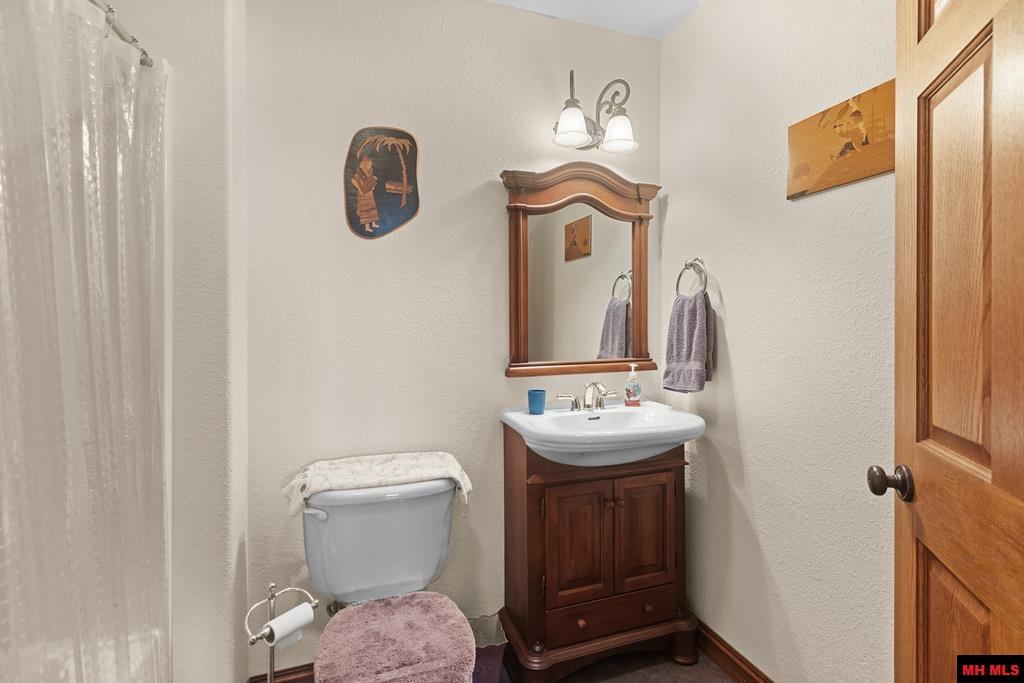 1211 Chestnut Hills Drive