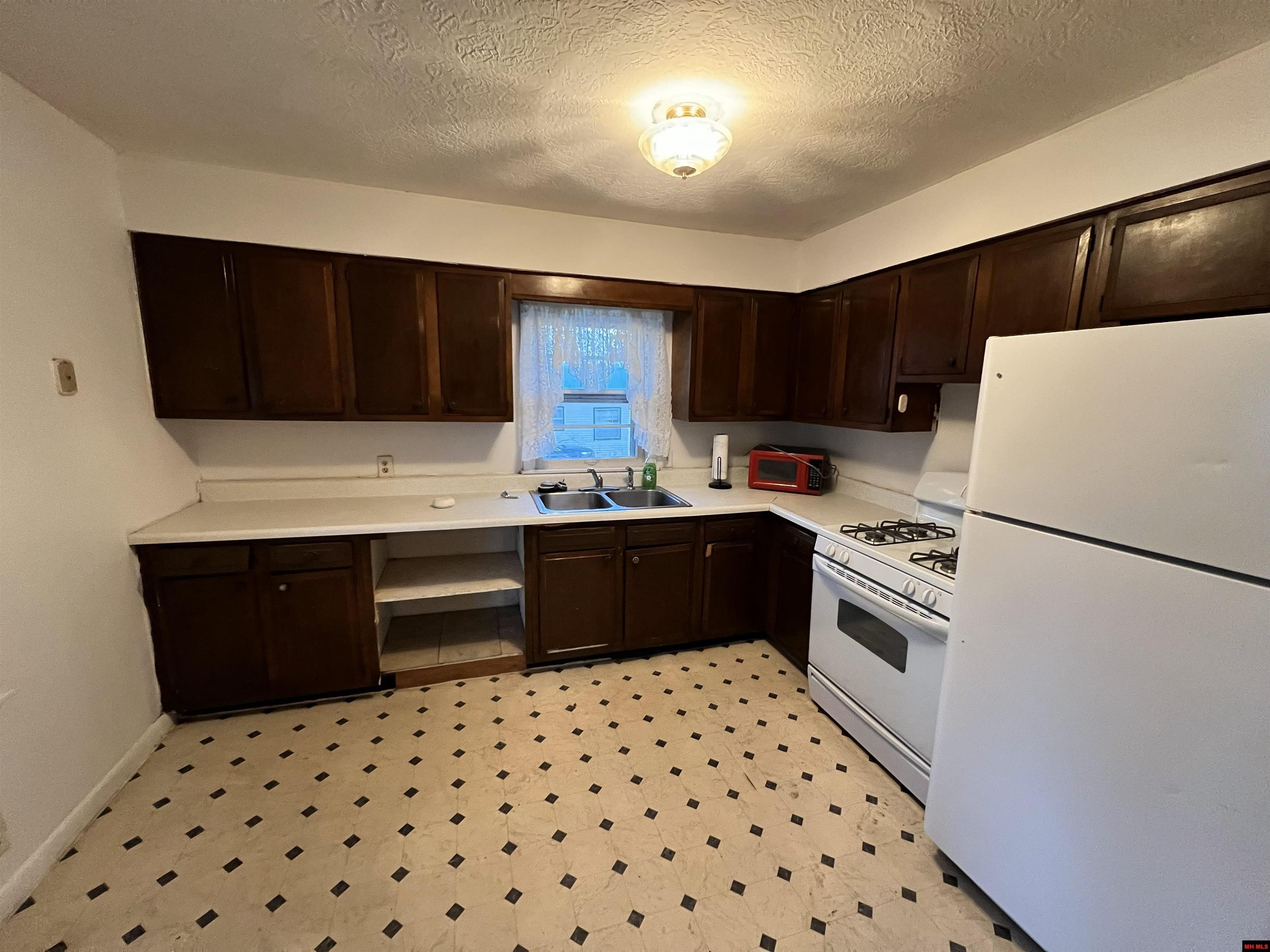 317 W 5TH STREET Yellville, AR 72687