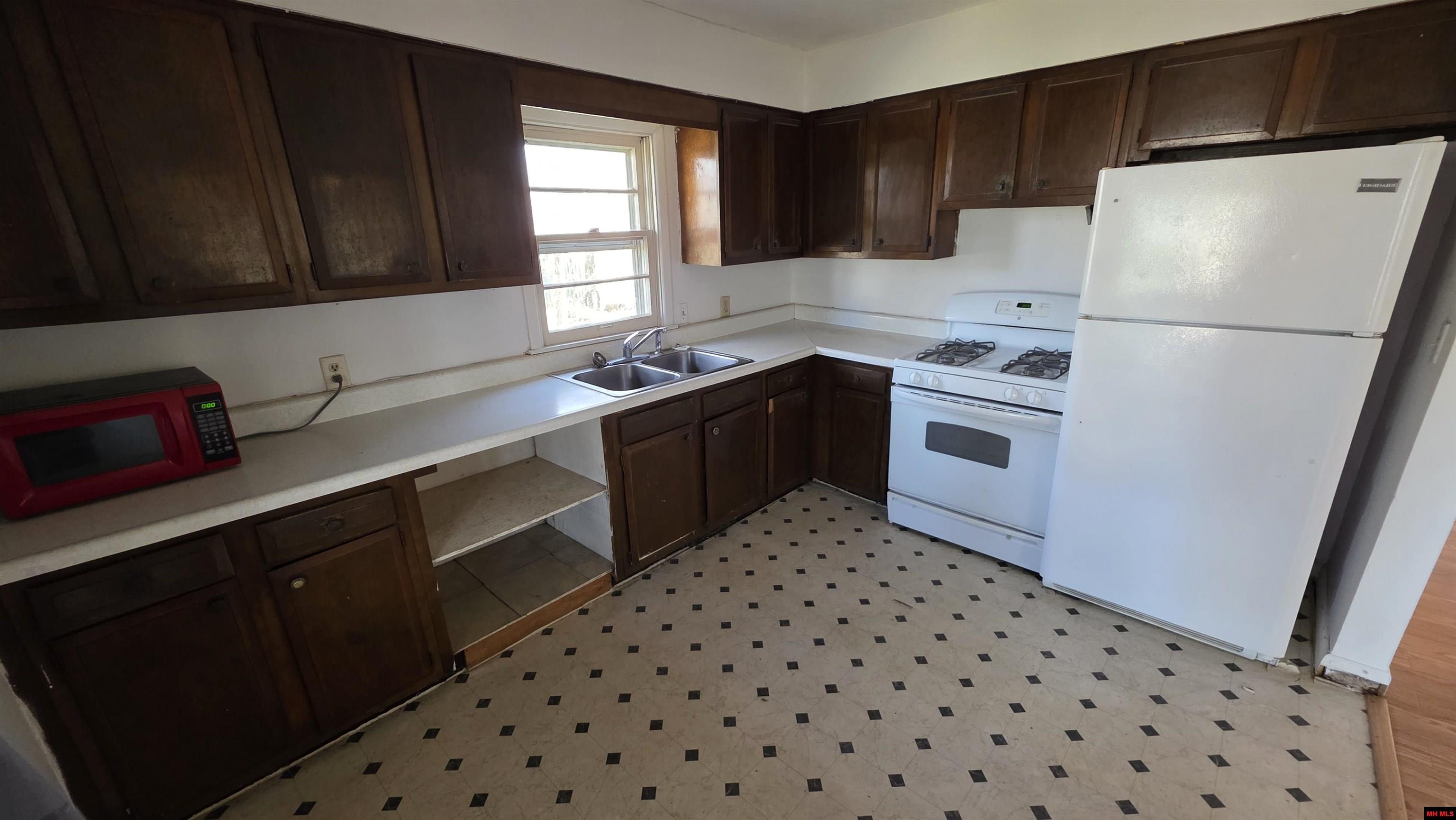 317 W 5TH STREET Yellville, AR 72687